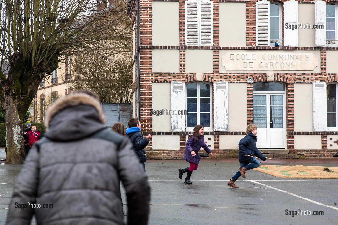 JEU D'ENFANTS DANS LA COUR DE L'ECOLE PRIMAIRE DE RUGLES (27), FRANCE 