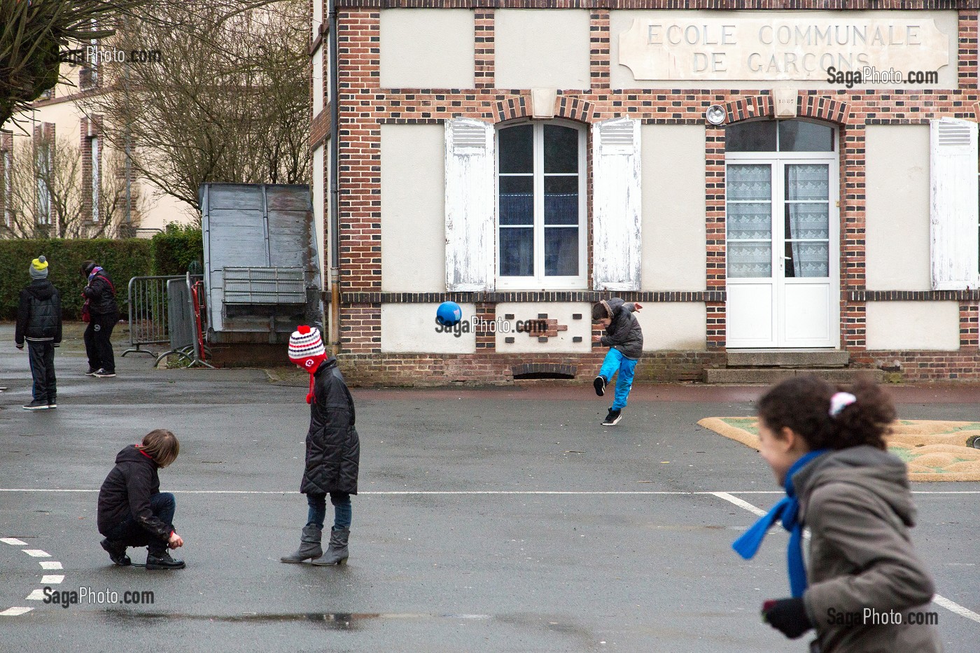 JEU DE BALLON, ENFANTS DANS LA COUR DE L'ECOLE PRIMAIRE DE RUGLES (27), FRANCE 