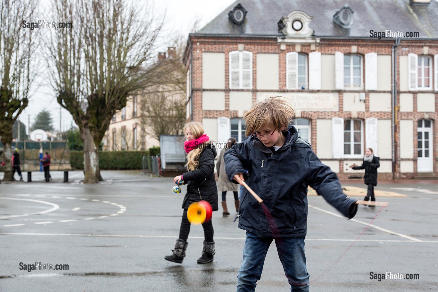 JEU D'ENFANTS (DIABOLO) DANS LA COUR DE L'ECOLE PRIMAIRE DE RUGLES (27), FRANCE 