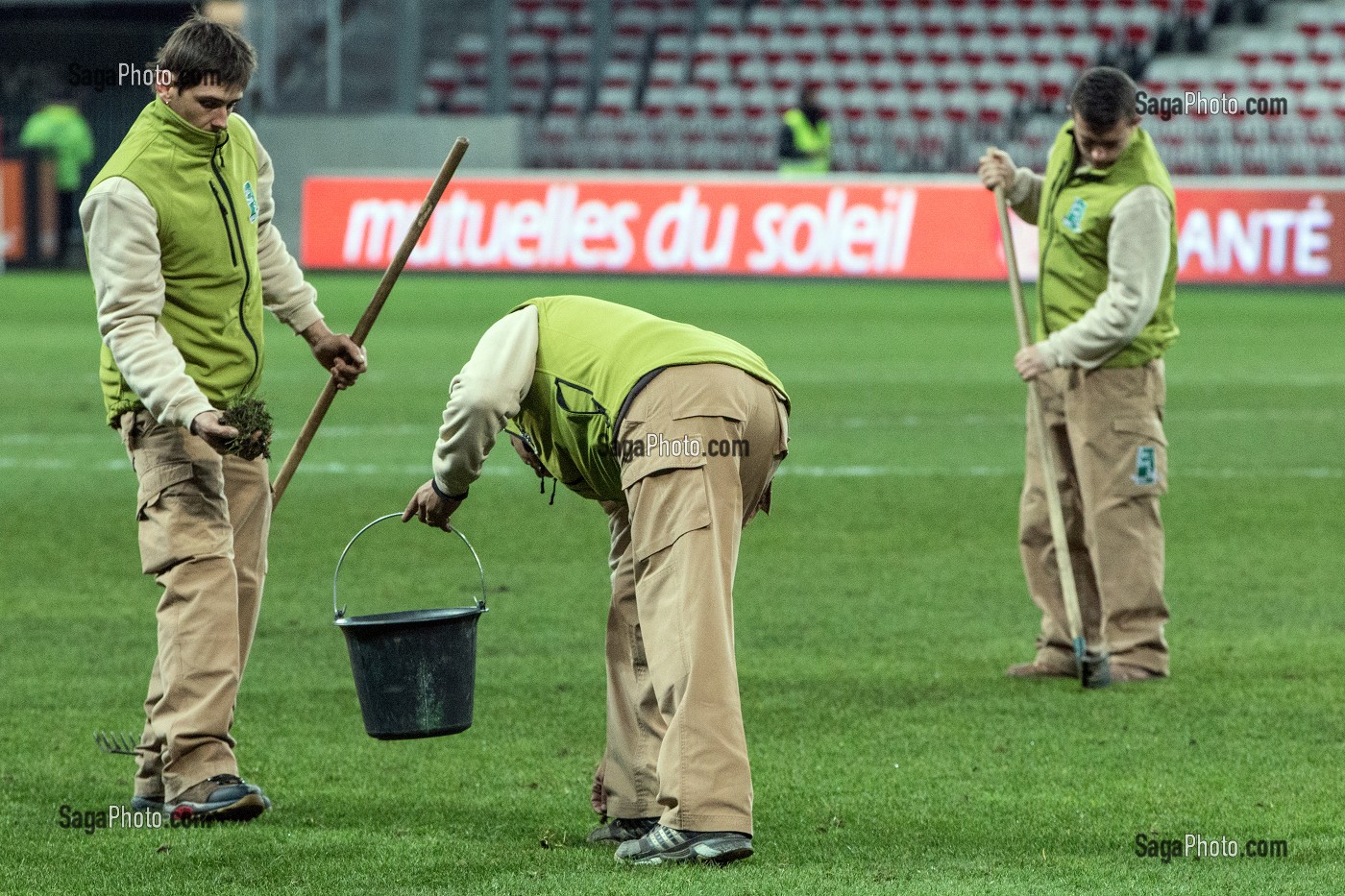 REMISE EN ETAT DE LA PELOUSE APRES LE MATCH PAR LES JARDINIERS, STADE ALLIANZ RIVIERA, NICE, (06) ALPES-MARITIMES, PACA, FRANCE 