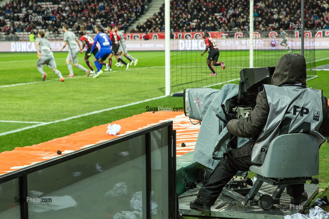 CAMERAMAN DE LA RETRANSMISSION EN DIRECT AU BORD DU TERRAIN DE FOOTBALL POUR LE MATCH OGC NICE - MARSEILLE, STADE ALLIANZ RIVIERA, NICE, (06) ALPES-MARITIMES, PACA, FRANCE 