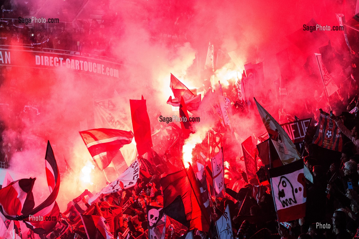 FUMIGENES ROUGE EN FEU DANS LES TRIBUNES DES SUPPORTERS DE L'OGC NICE, STADE ALLIANZ RIVIERA, NICE, (06) ALPES-MARITIMES, PACA, FRANCE 