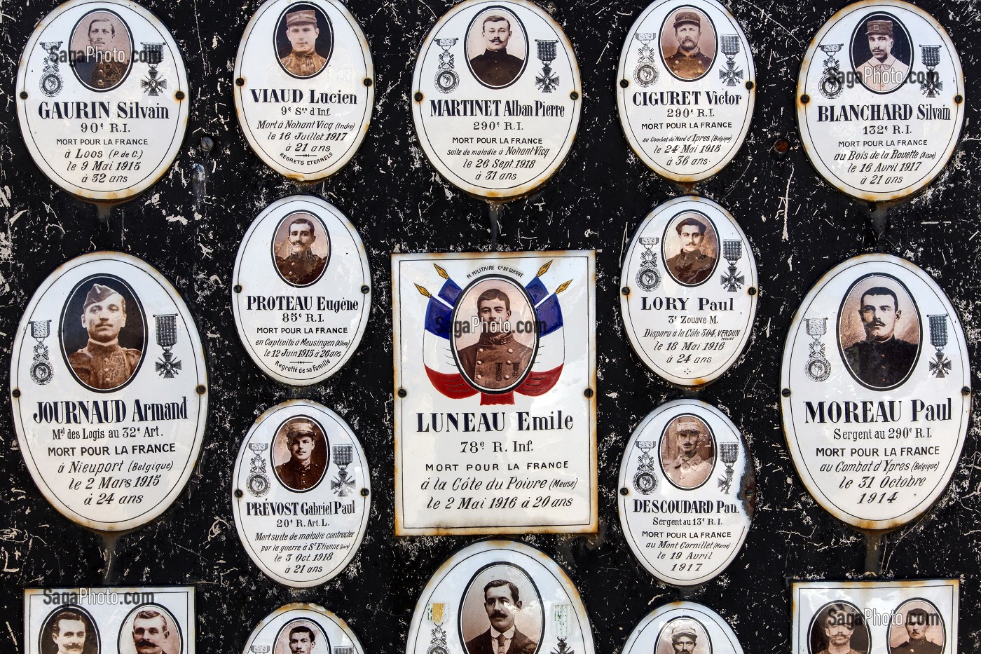 PLAQUES EN CERAMIQUES AVEC LE PORTRAIT DES SOLDATS TOMBES A LA GUERRE 14-18, MONUMENT AUX MORTS DE VIC, (36) INDRE, CENTRE, FRANCE 