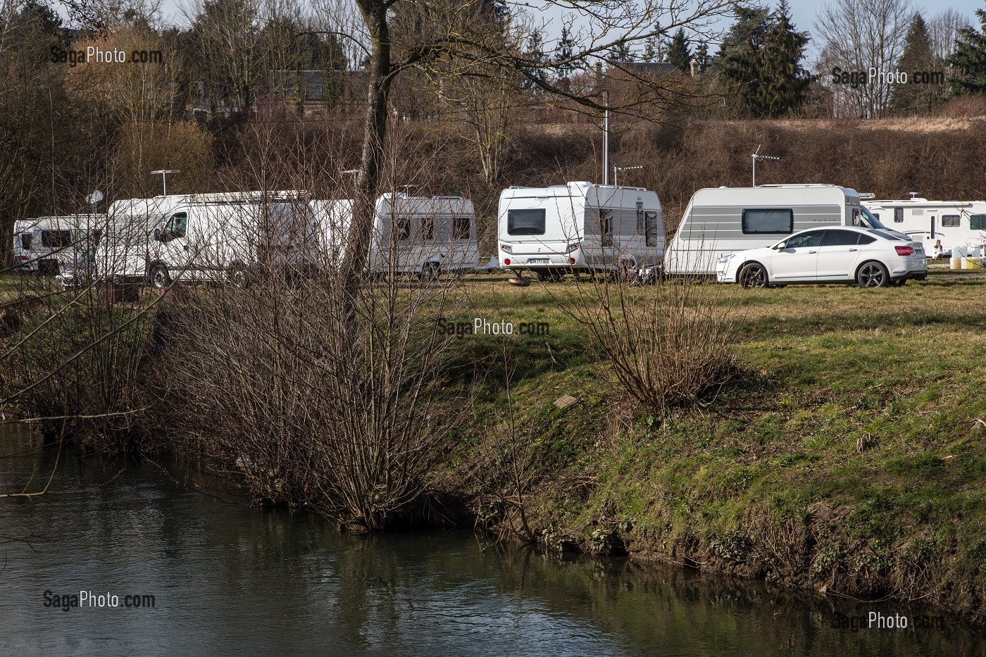 CARAVANES ET CAMPEMENT SAUVAGES PRES DE LA RIVIERE DES GENS DU VOYAGE, L'AIGLE (61) ORNE, BASSE-NORMANDIE, FRANCE 
