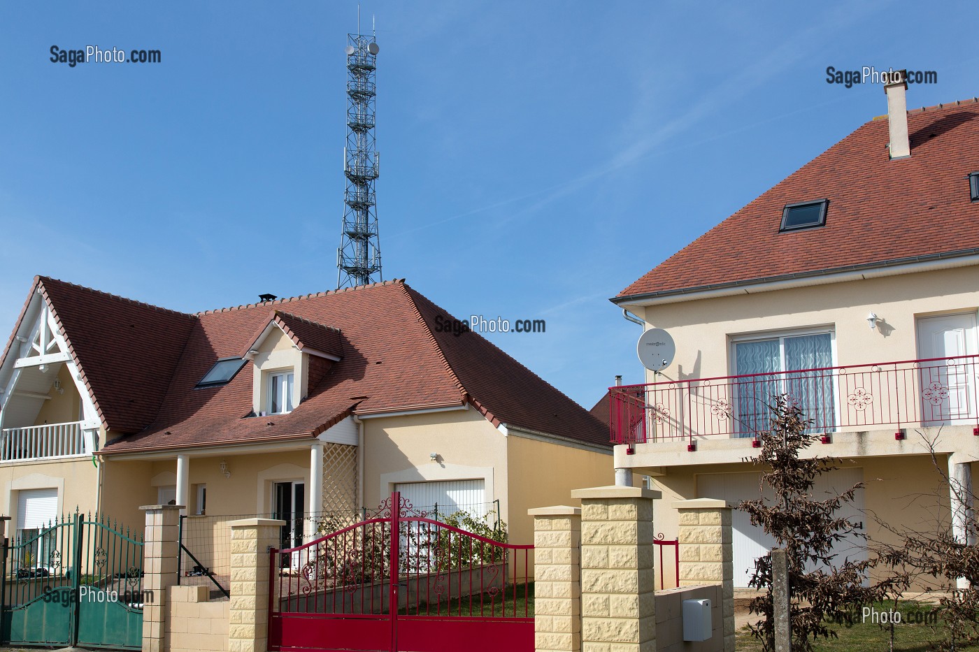 ANTENNE RELAIS DE TELEPHONIE MOBILE, RISQUE DE SECURITE SANITAIRE A PROXIMITE DES HABITATIONS, EMISSION D'ONDES DANGEREUSES POUR LA SANTE, L'AIGLE (61) ORNE, BASSE-NORMANDIE, FRANCE 