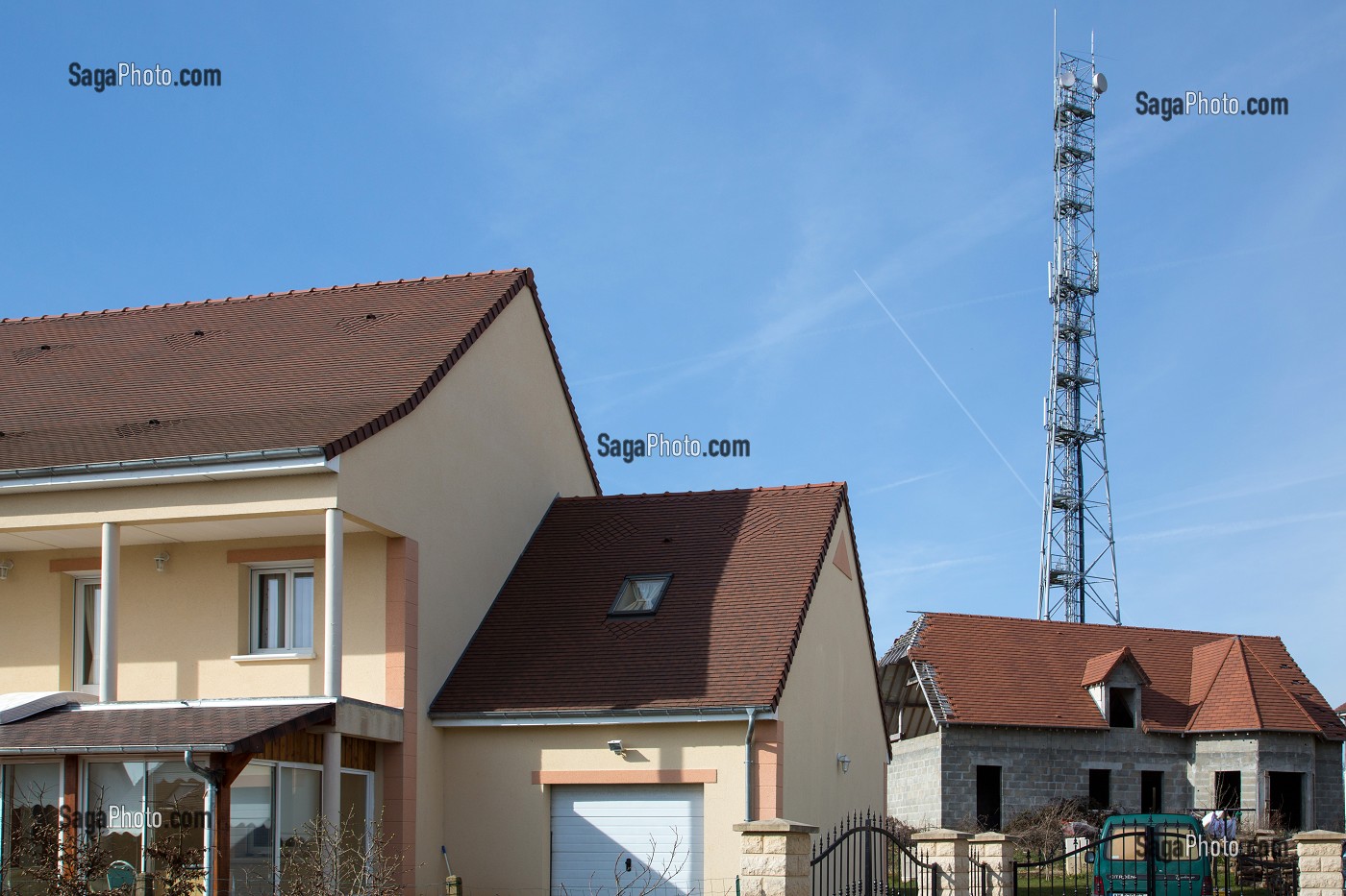 ANTENNE RELAIS DE TELEPHONIE MOBILE, RISQUE DE SECURITE SANITAIRE A PROXIMITE DES HABITATIONS, EMISSION D'ONDES DANGEREUSES POUR LA SANTE, L'AIGLE (61) ORNE, BASSE-NORMANDIE, FRANCE 