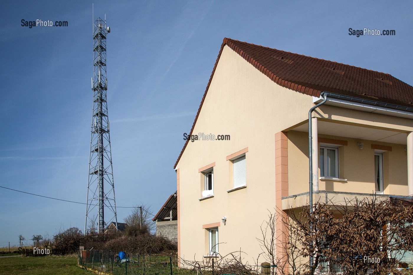 ANTENNE RELAIS DE TELEPHONIE MOBILE, RISQUE DE SECURITE SANITAIRE A PROXIMITE DES HABITATIONS, EMISSION D'ONDES DANGEREUSES POUR LA SANTE, L'AIGLE (61) ORNE, BASSE-NORMANDIE, FRANCE 