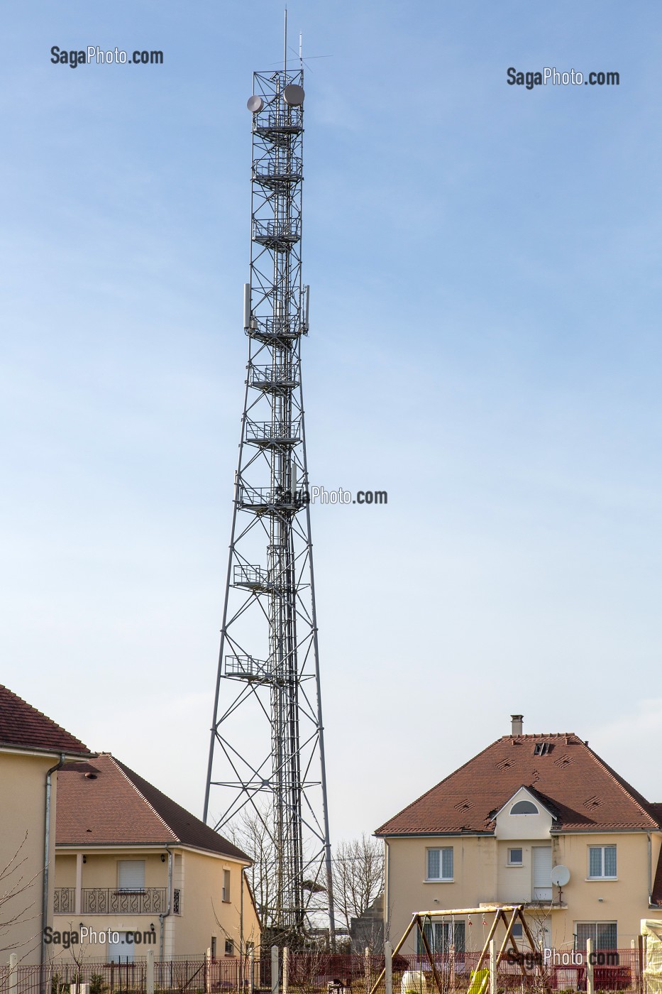 ANTENNE RELAIS DE TELEPHONIE MOBILE, RISQUE DE SECURITE SANITAIRE A PROXIMITE DES HABITATIONS, EMISSION D'ONDES DANGEREUSES POUR LA SANTE, L'AIGLE (61) ORNE, BASSE-NORMANDIE, FRANCE 