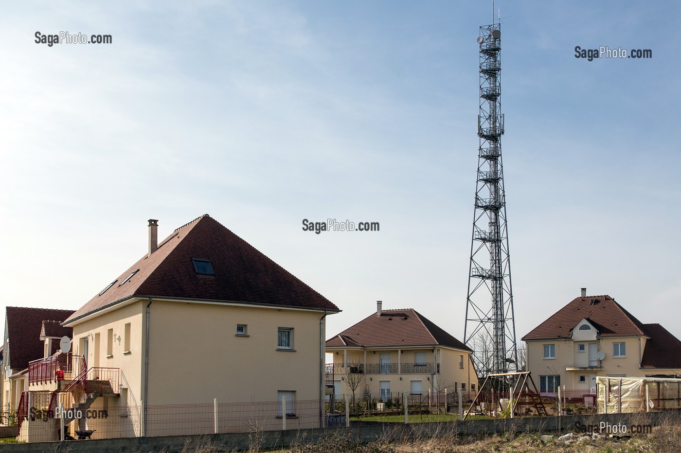 ANTENNE RELAIS DE TELEPHONIE MOBILE, RISQUE DE SECURITE SANITAIRE A PROXIMITE DES HABITATIONS, EMISSION D'ONDES DANGEREUSES POUR LA SANTE, L'AIGLE (61) ORNE, BASSE-NORMANDIE, FRANCE 