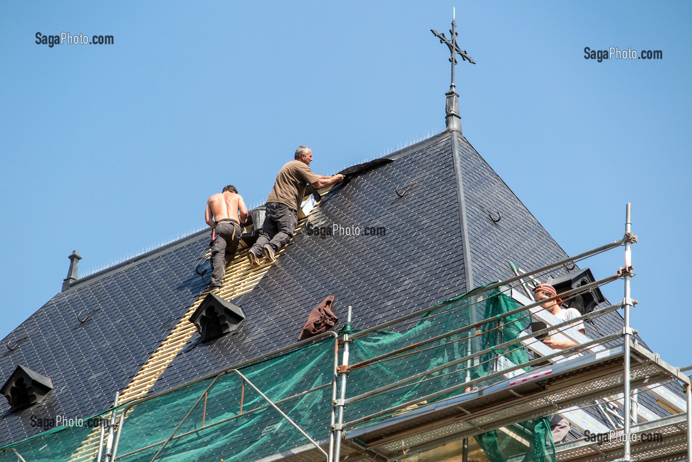 TRAVAUX DE RESTAURATION DE TOITURE SUR LA CHAPELLE DE LA SALLE DES MARIAGES DE LA VILLE DE RUGLES, (27) EURE, FRANCE 