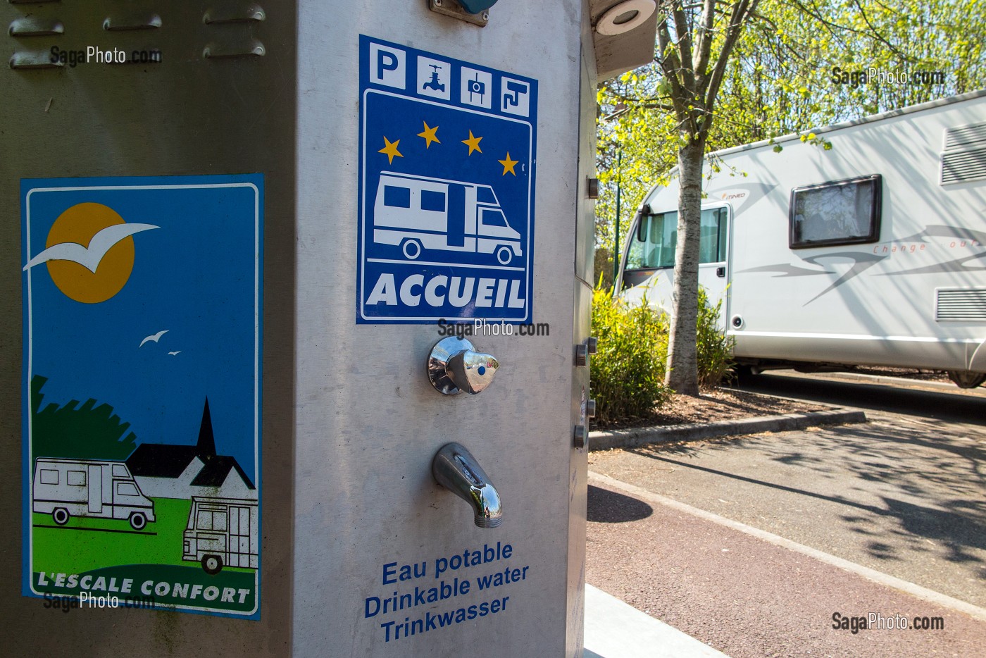 AIRE D'ACCUEIL DES CAMPING-CARS (BORNE D'ELECTRICITE ET D'EAU POTABLE), RUGLES (27), EURE, FRANCE 