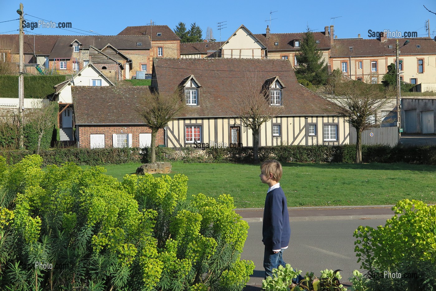 ENFANT DEVANT LES MAISONS EN BRIQUE ET COLOMBAGES, VILLE DE RUGLES, (27) EURE, FRANCE 