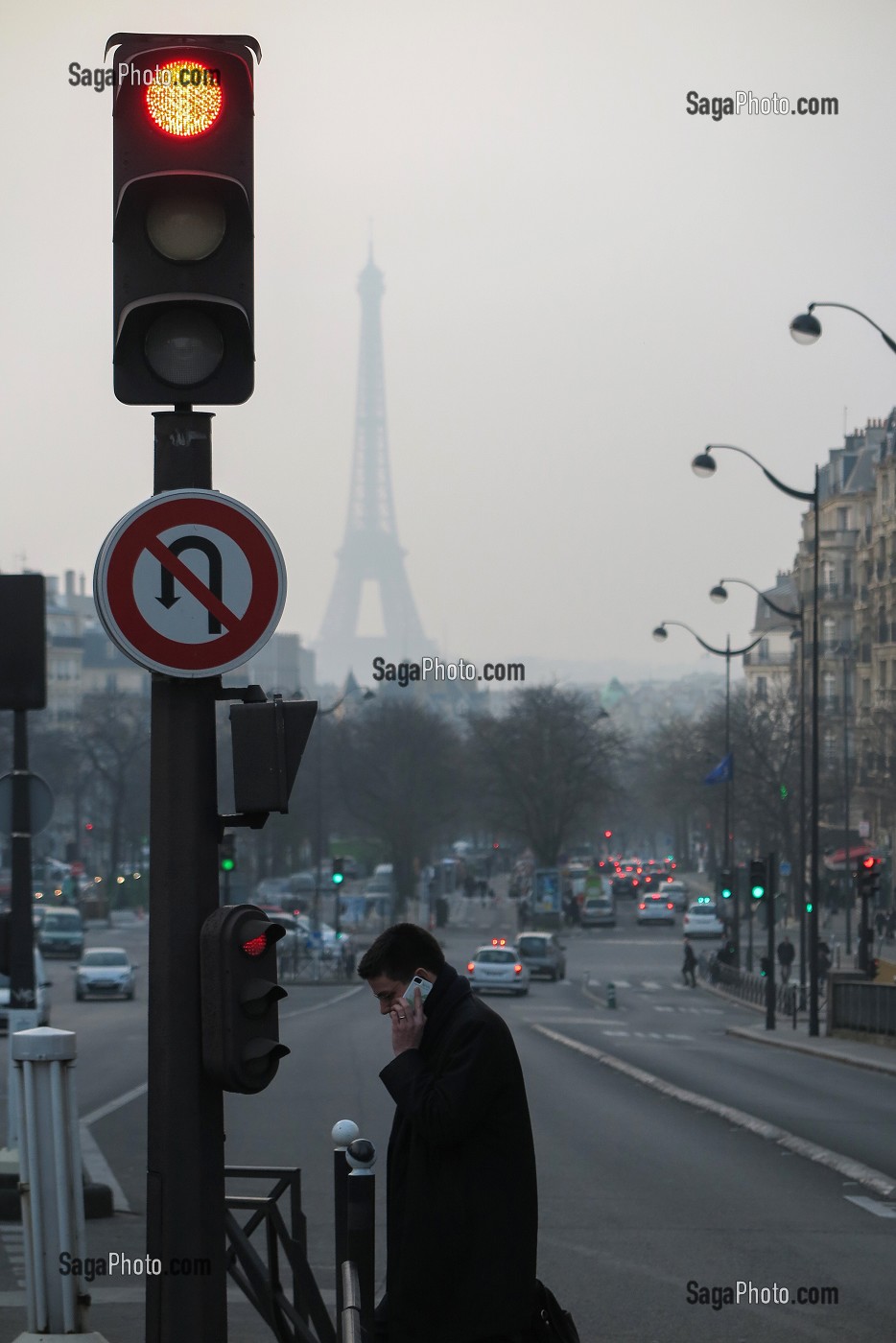 FEU ROUGE UN JOUR D'INTENSE POLLUTION ATMOSPHERIQUE AVEC LA TOUR EIFFEL DANS LA BRUME, BOULEVARD PASTEUR, 14EME ARRONDISSEMENT, PARIS (75), FRANCE 
