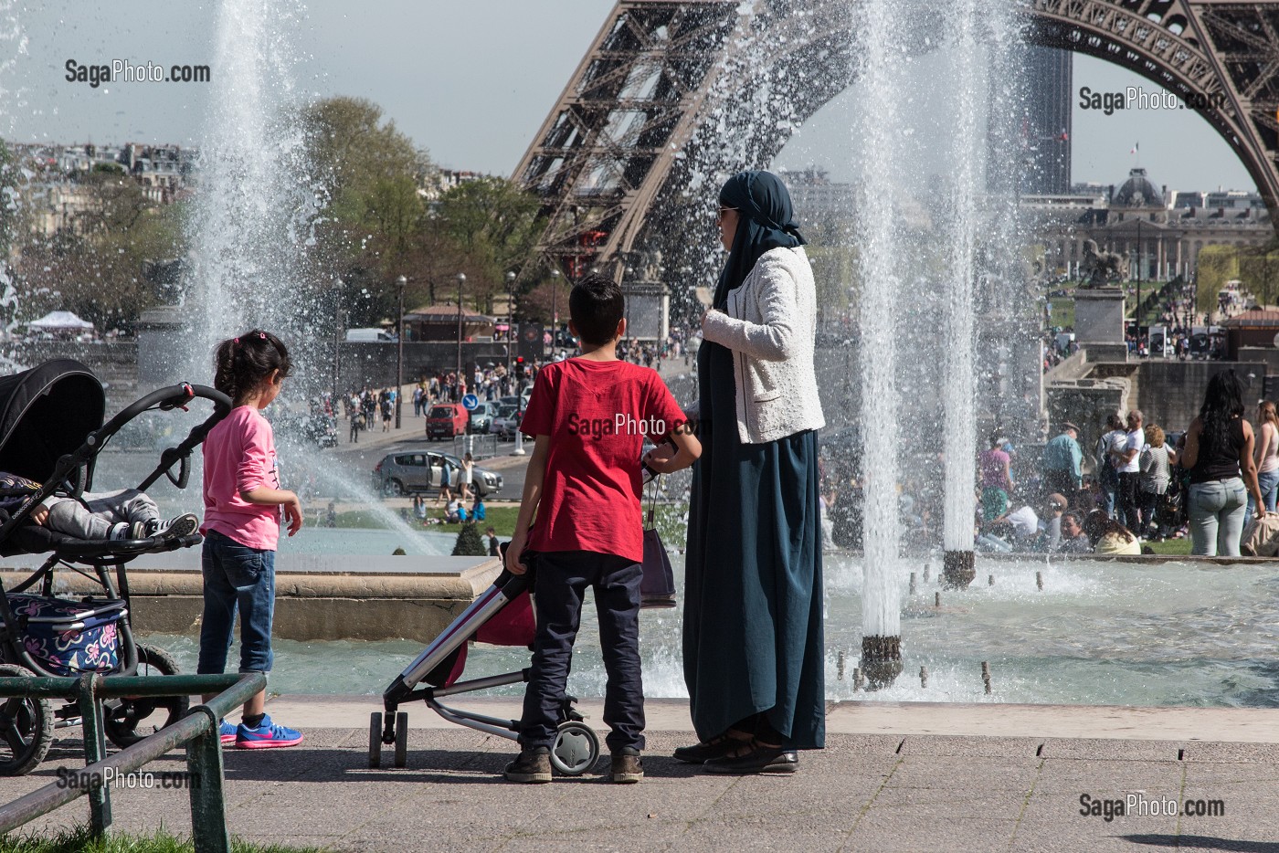 TOURISTES ETRANGERS EN FAMILLE SUR L'ESPLANADE DU TROCADERO, 16 EME ARRONDISSEMENT, PARIS (75), FRANCE 