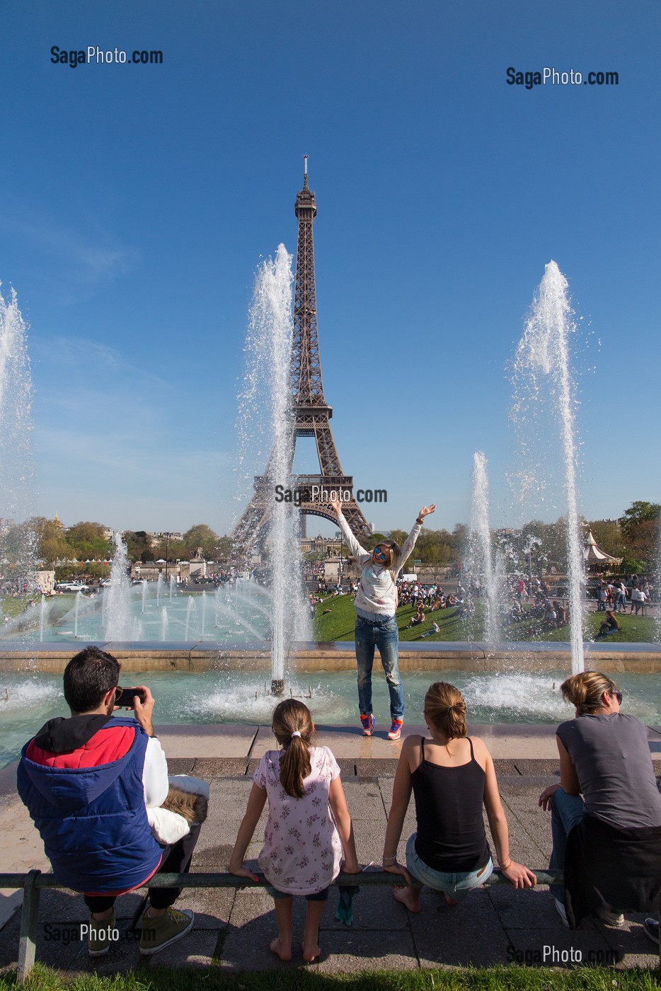 TOURISTES DEVANT LES FONTAINES ET JETS D'EAU DES BASSINS DU JARDIN DU TROCADERO DEVANT LA TOUR EIFFEL, 16 EME ARRONDISSEMENT, PARIS (75), FRANCE 