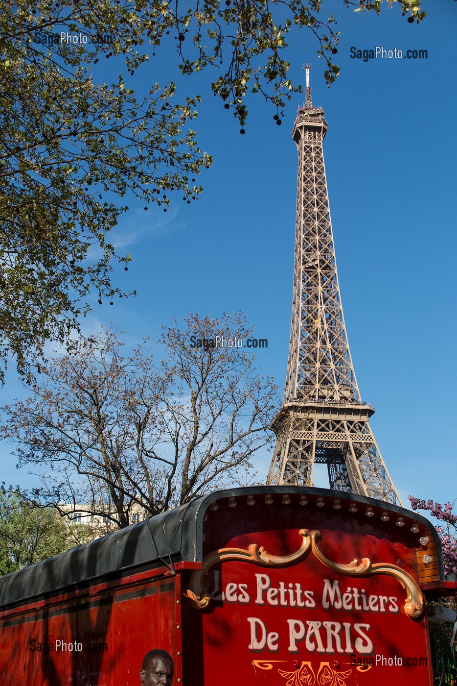 ROULOTTE DES PETITS METIERS DE PARIS DEVANT LA TOUR EIFFEL, 16 EME ARRONDISSEMENT, PARIS (75), FRANCE 