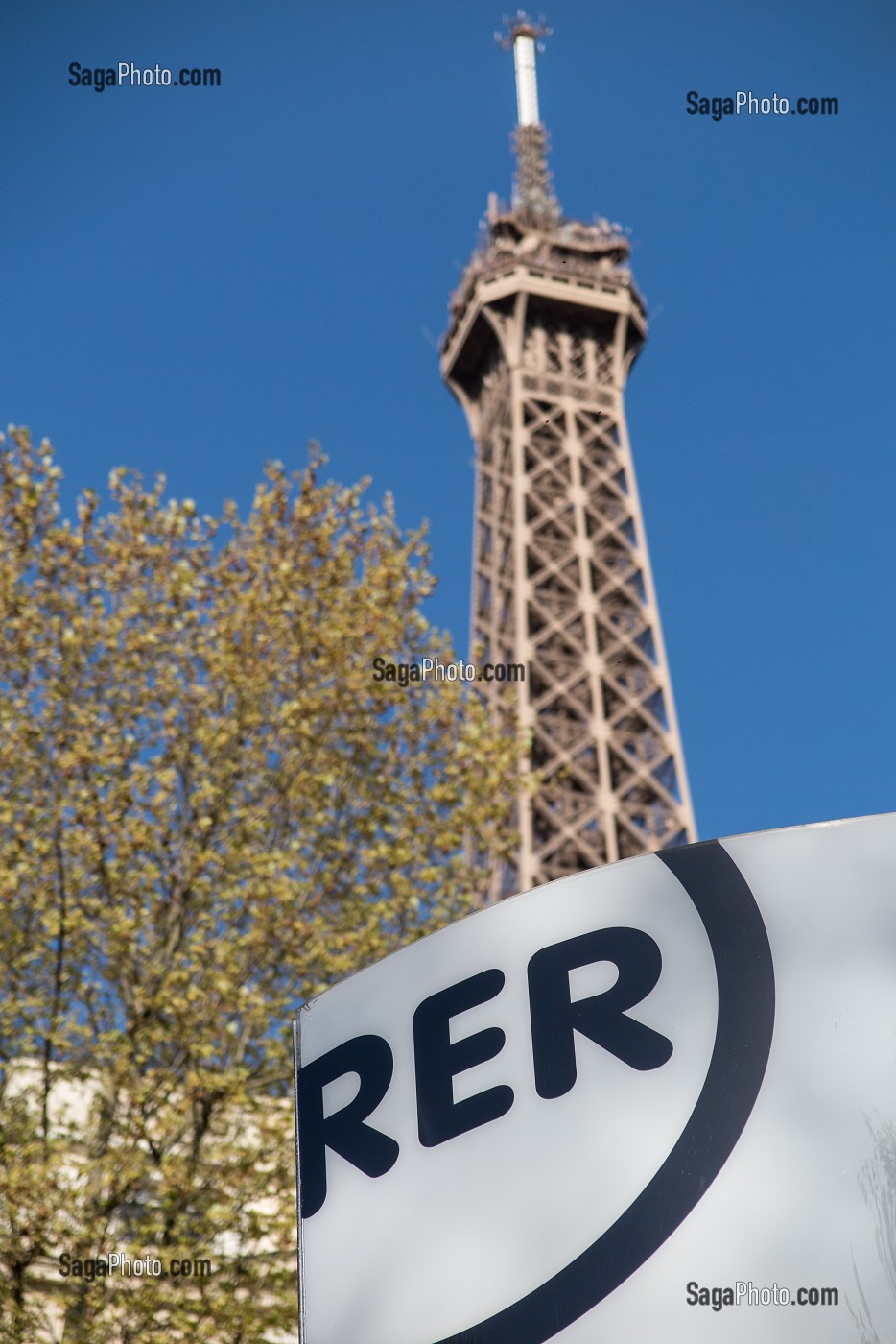 SORTIE DU RER (TRANSPORT EN COMMUN), STATION CHAMP-DE-MARS - TOUR EIFFEL, 16 EME ARRONDISSEMENT, PARIS (75), FRANCE 
