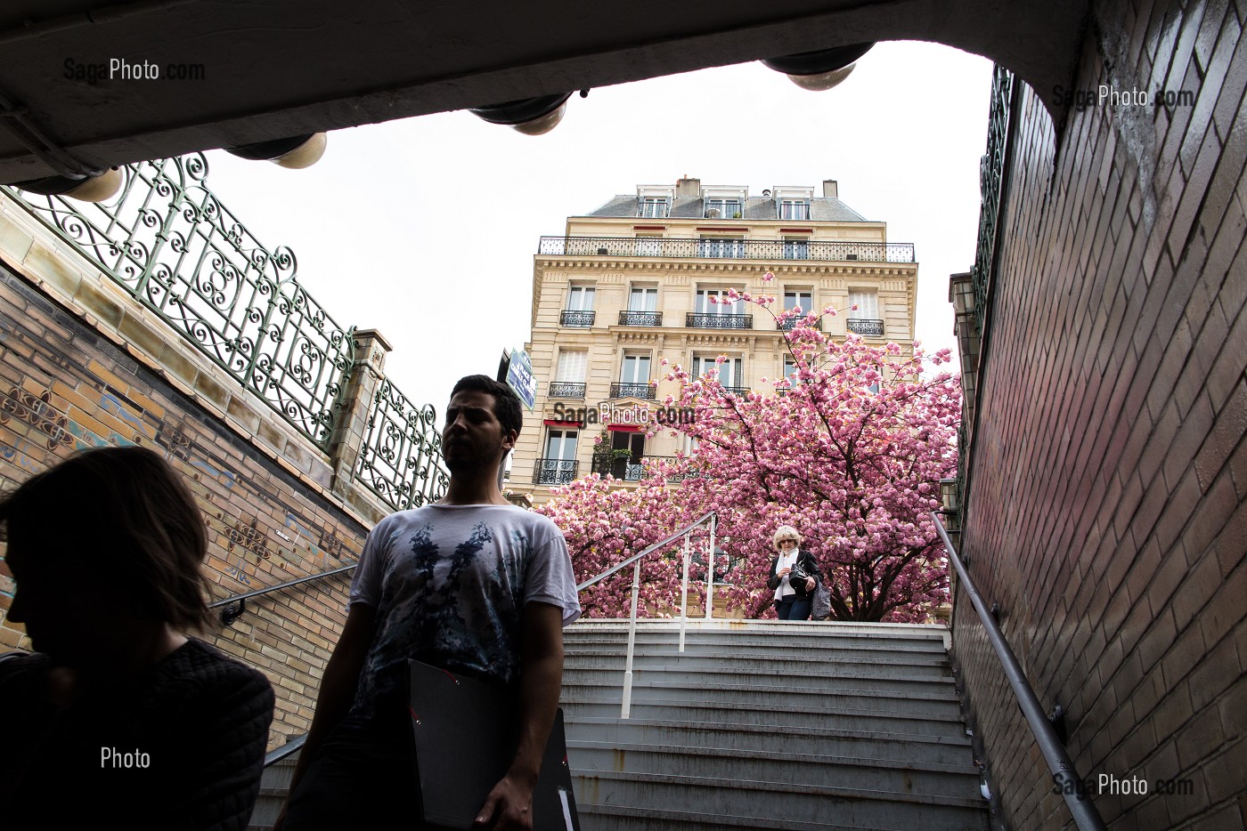 SORTIE DU METRO FALGUIERE, PLACE CAMILLE CLAUDEL AVEC UN CERISIER EN FLEURS, 15EME ARRONDISSEMENT, PARIS (75), FRANCE 