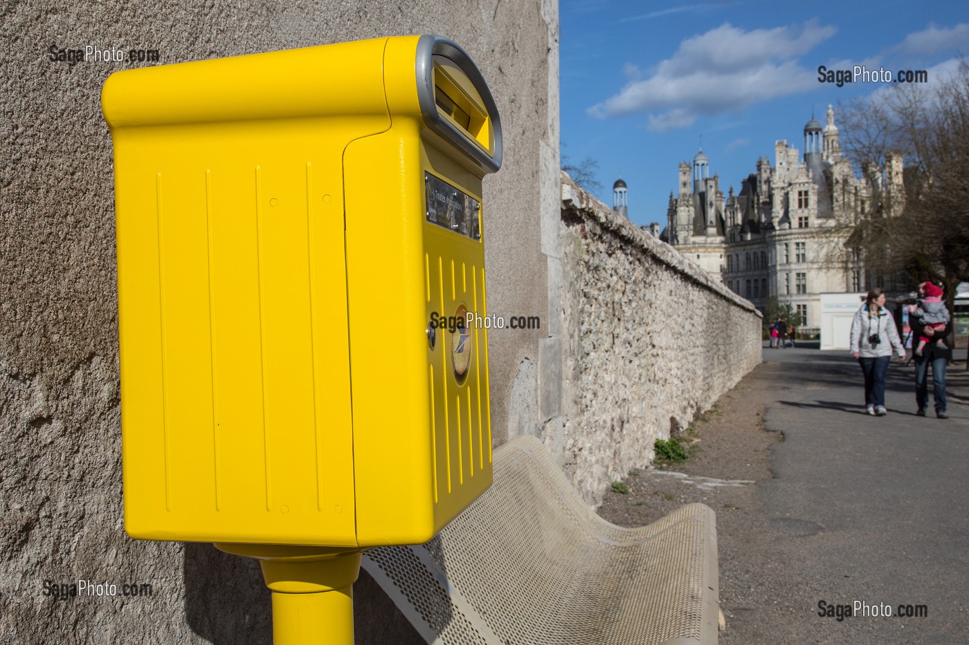 BOITE AUX LETTRES DEVANT LE CHATEAU DE CHAMBORD, (41) LOIR-ET-CHER, FRANCE 