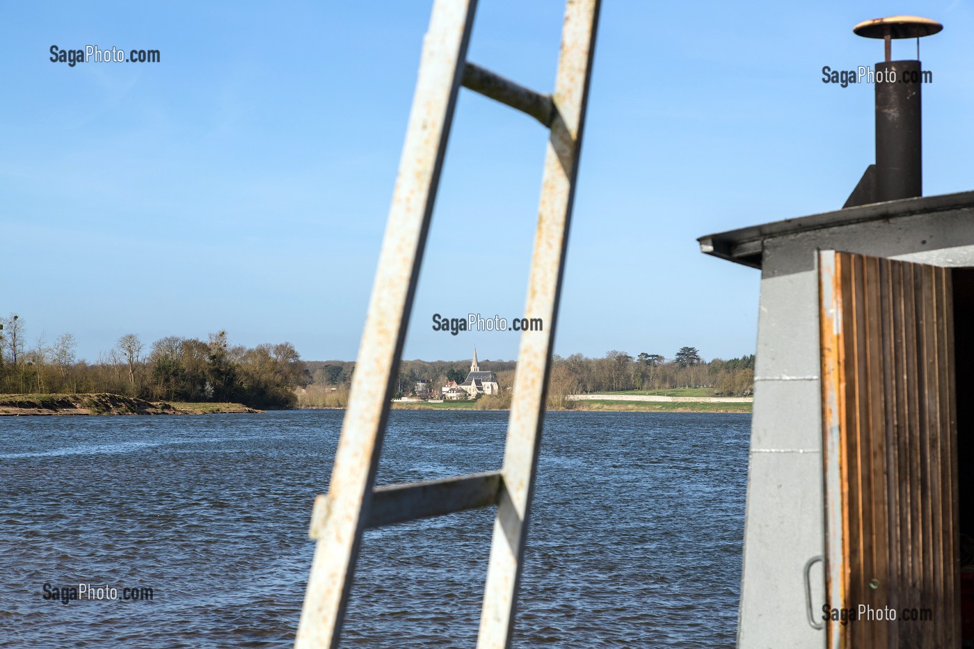 BATEAU CABANE DE PECHEUR SUR LA LOIRE ENTRE MONTLIVAULT ET COUR-SUR-LOIRE, (41) LOIR-ET-CHER, FRANCE 