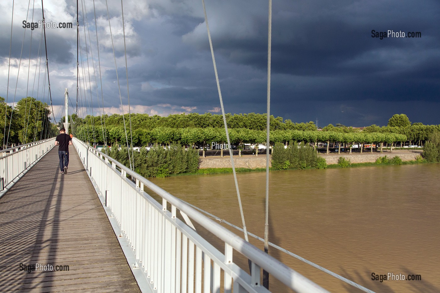 LA PASSERELLE SUR LA GARONNE, VILLE D'AGEN (47) LOT-ET-GARONNE, FRANCE 