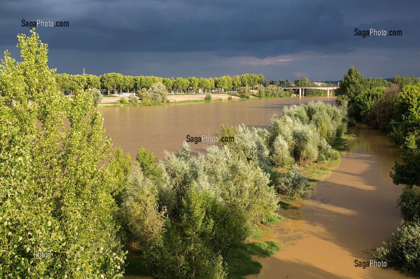 LA GARONNE AUX EAUX BOUEUSES APRES LES PLUIES DU PRINTEMPS, VILLE D'AGEN (47) LOT-ET-GARONNE, FRANCE 