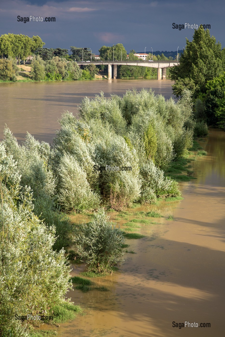 LA GARONNE AUX EAUX BOUEUSES APRES LES PLUIES DU PRINTEMPS, VILLE D'AGEN (47) LOT-ET-GARONNE, FRANCE 