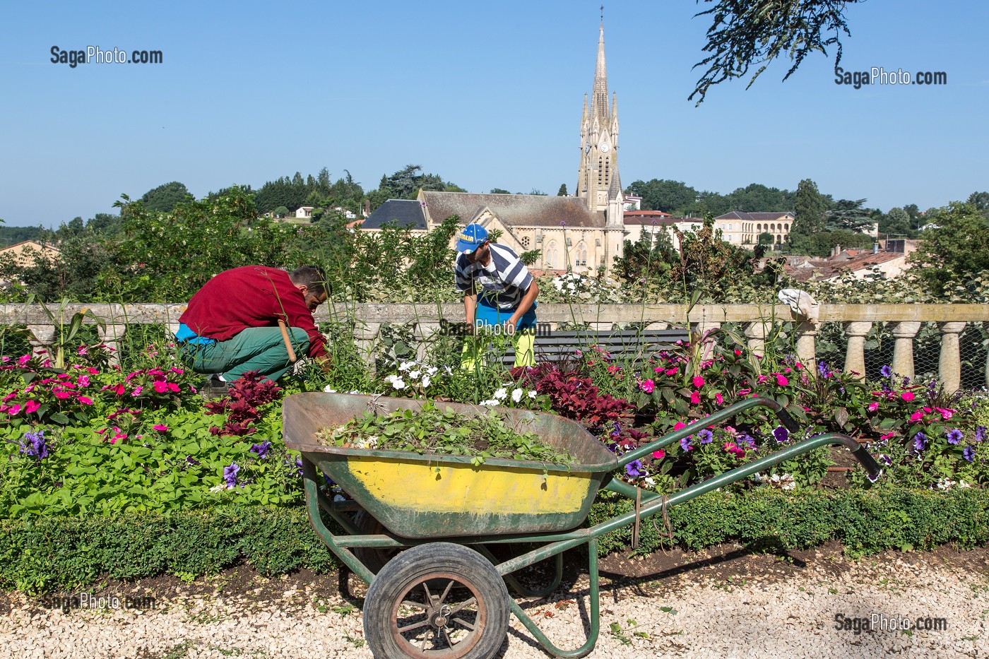 JARDINIERS MUNICIPAUX, ENTRETIEN DES JARDINS ET ESPACES VERTS, VILLE DE FUMEL, LOT-ET-GARONNE (47), FRANCE 