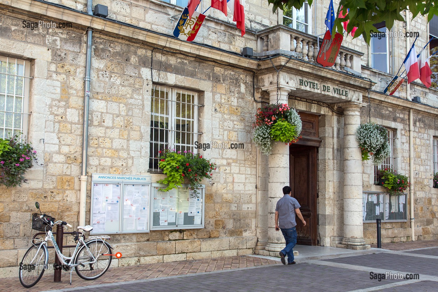 VELO DEVANT LA MAIRIE DE LA VILLE D'AGEN (47) LOT-ET-GARONNE, FRANCE 