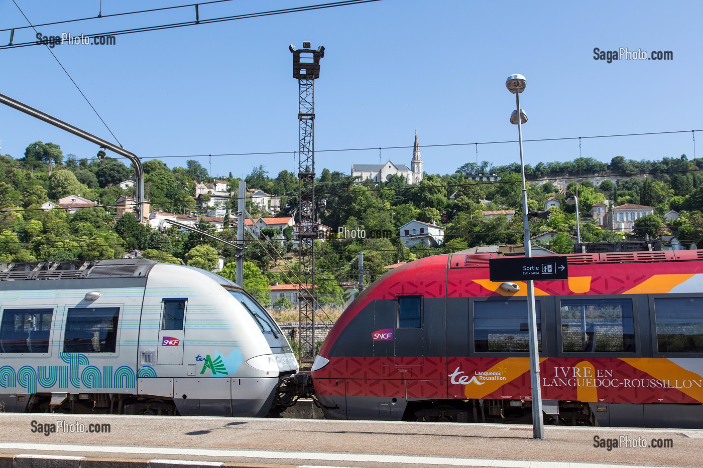 GARE SNCF ET TRAINS  TER LANGUEDOC ROUSSILLON ET REGION AQUITAINE, VILLE D'AGEN (47) LOT-ET-GARONNE, FRANCE 