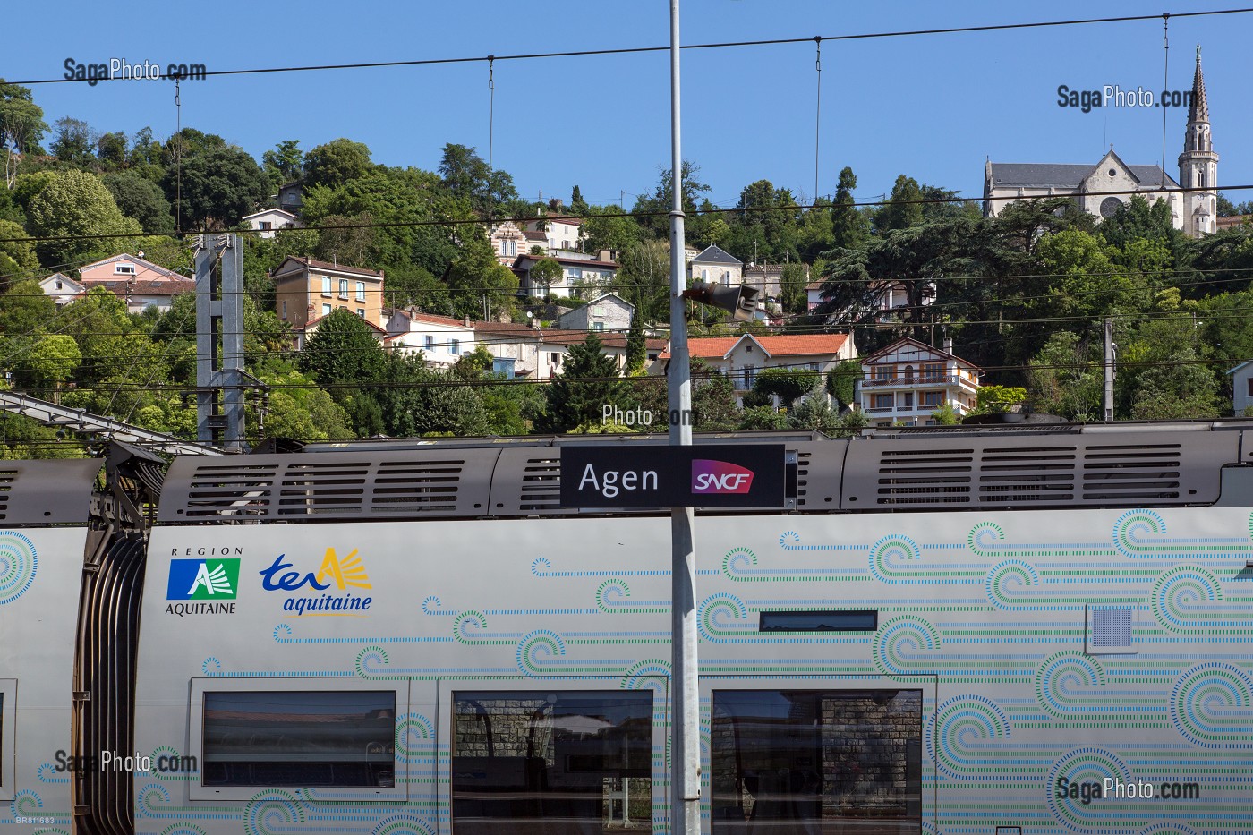 GARE SNCF ET TRAIN TER REGION AQUITAINE, VILLE D'AGEN (47) LOT-ET-GARONNE, FRANCE 