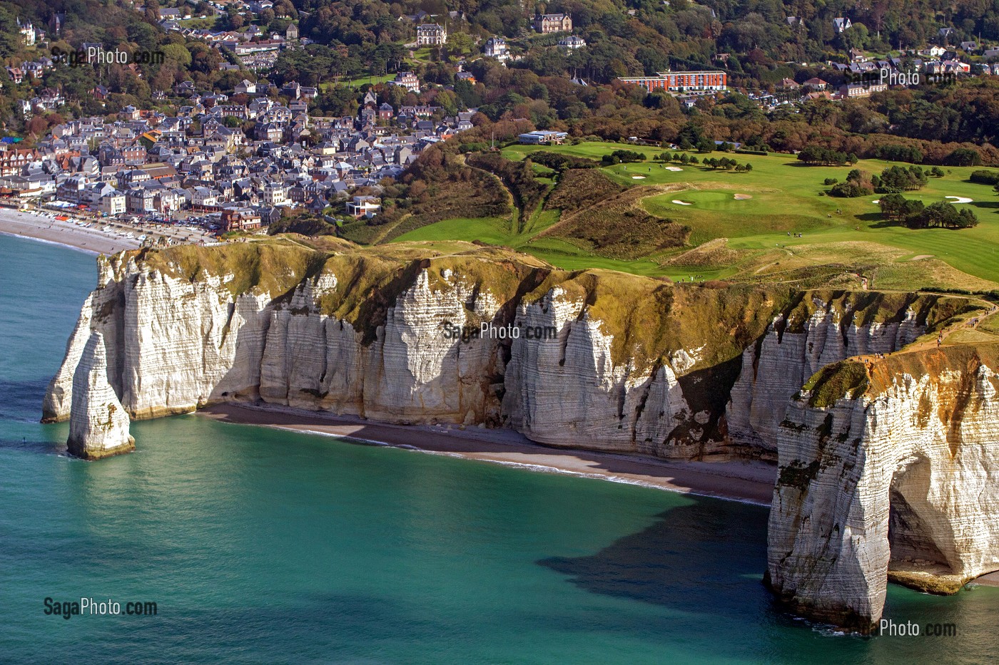 LE GOLF ET LE VILLAGE D'ETRETAT VUE DU CIEL, VUE AERIENNE DE LA COTE D'ALBATRE ET DES FALAISES D'ETRETAT, SEINE-MARITIME (76), FRANCE 