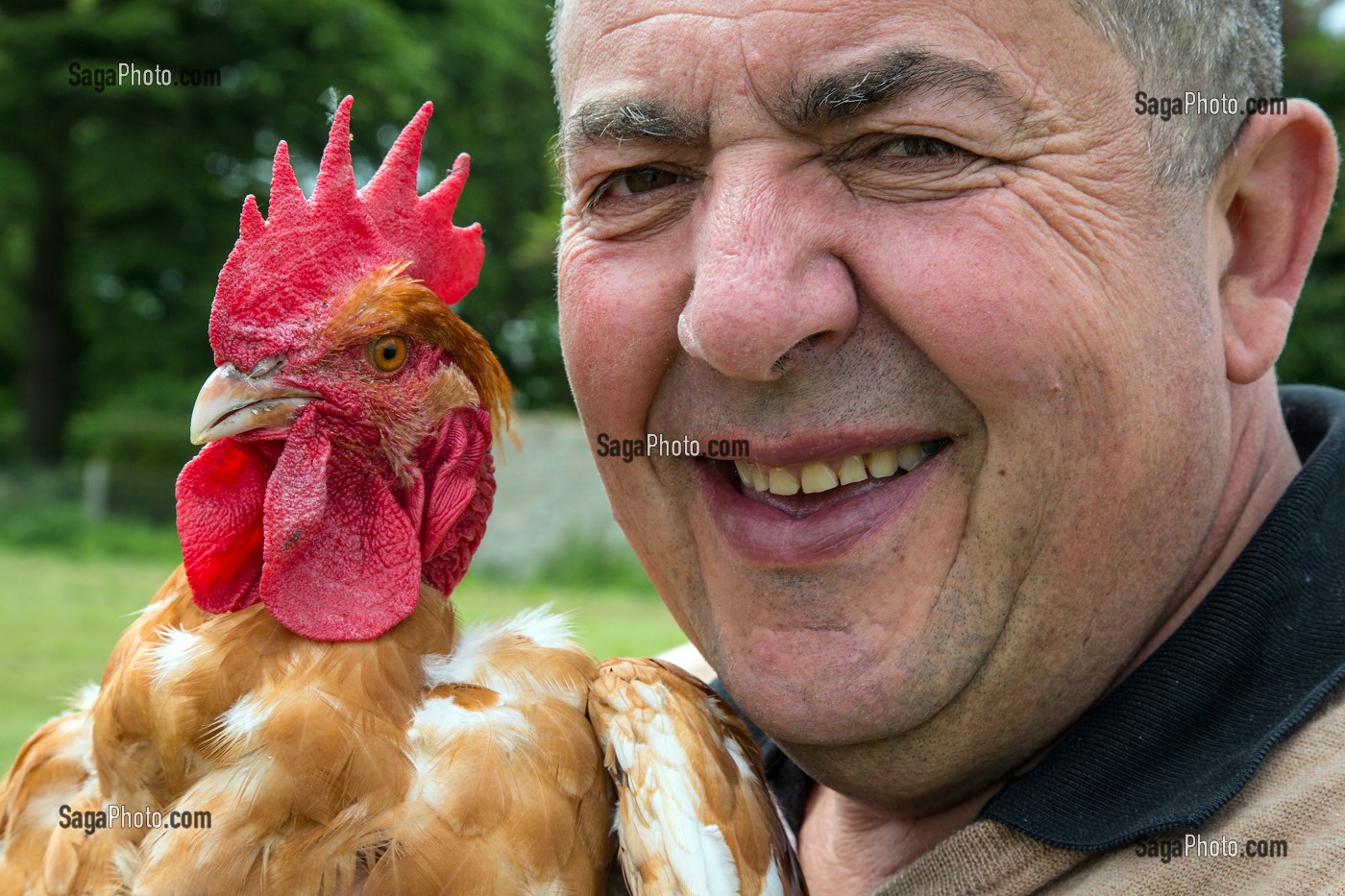 DIDIER GRANDVILLAIN DANS SON ELEVAGE DE POULETS EN PLEIN AIR, PRODUITS DE TERROIR DE TERRES D'EURE-ET-LOIR, ORGERES-EN-BEAUCE (28), FRANCE 
