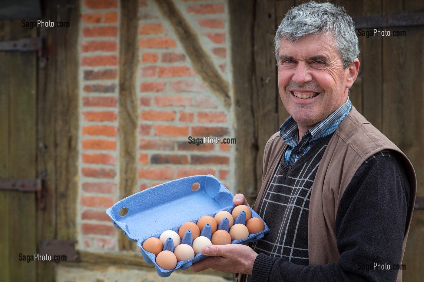 BRUNO DEBRAY, ELEVEUR DE POULES ET PRODUCTEUR D'OEUFS EN PLEIN AIR, PRODUITS DE TERROIR DE TERRES D'EURE-ET-LOIR, LA CROIX DU PERCHE (28), FRANCE 