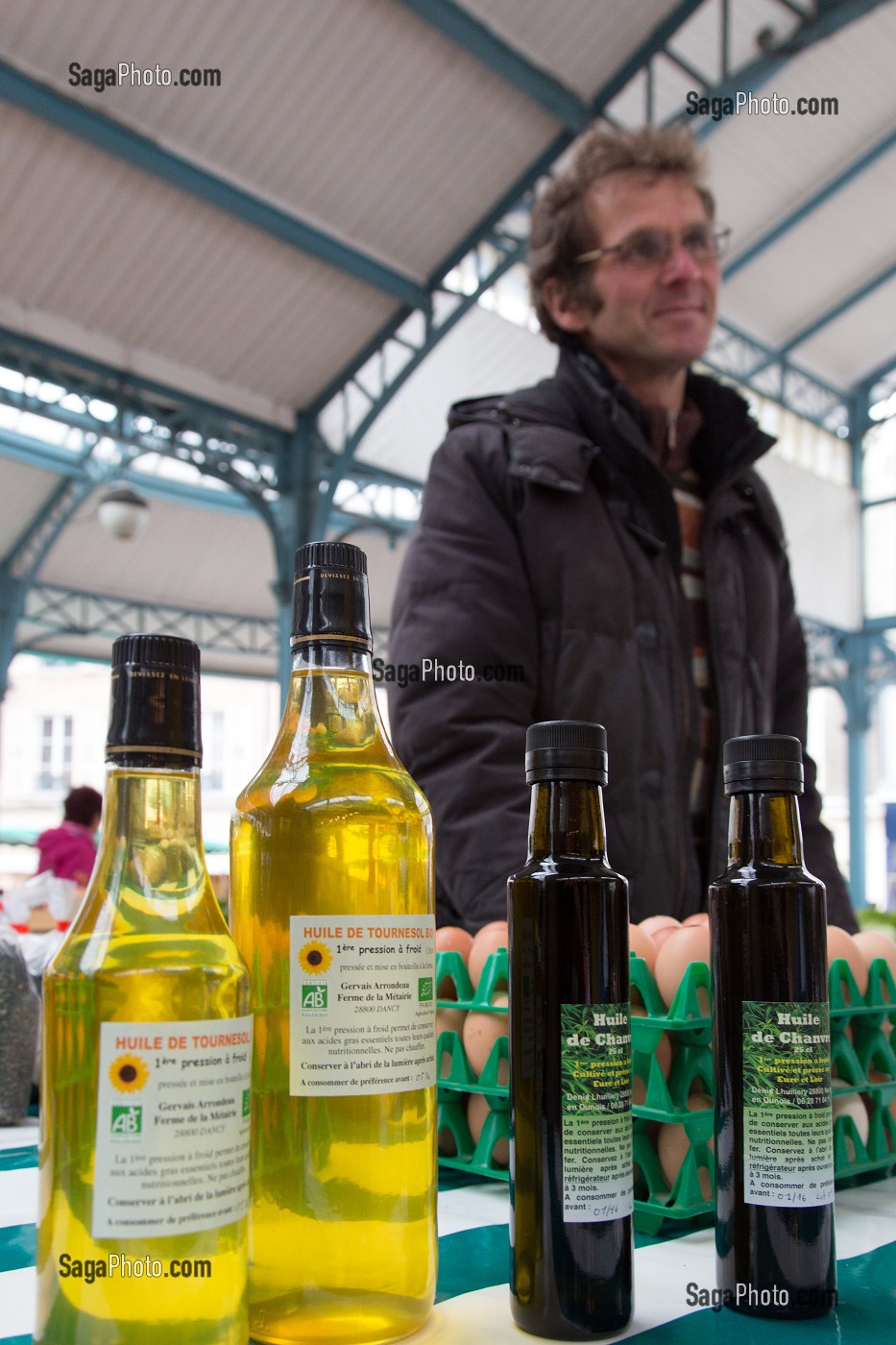 HUILE DE TOURNESOL BIO (LABEL AB) ET HUILE DE CHANVRE, MARCHE AUX LEGUMES COUVERT DE CHARTRES (28), FRANCE 