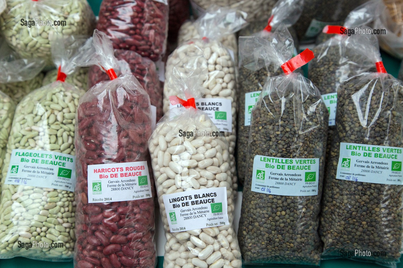 LEGUMES BIO DE BEAUCE (LABEL AB) DE LA FERME DE LA METAIRIE (HARICOTS ROUGE, FLAGEOLETS VERTS, LINGOTS BLANCS, LENTILLES VERTES), MARCHE AUX LEGUMES COUVERT DE CHARTRES (28), FRANCE 