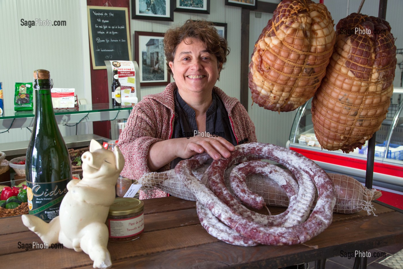 MARIE-ODILE CHALLIER A LA BOUTIQUE DE LA FERME, ELEVEUR ET TRANSFORMATEUR DE PORCS EN CHARCUTERIE, PRODUITS DE TERROIR DE TERRES D'EURE-ET-LOIR, AUTHON-DU-PERCHE (28), FRANCE 