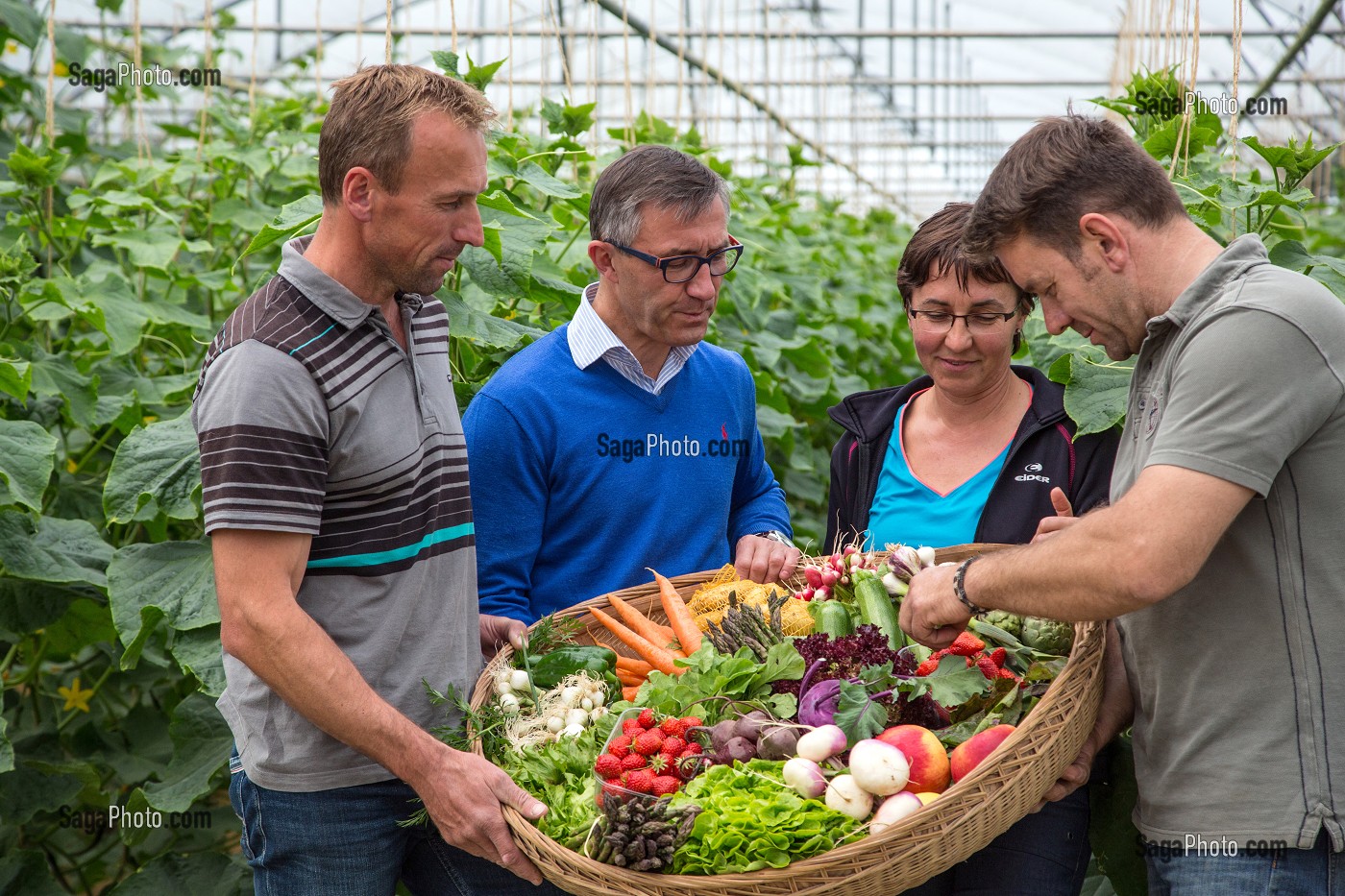 LAURENT CLEMENT, CHEF ETOILE DU COURS GABRIEL ET JEAN-LUC, PATRICK ET CHRISTINE GAUTIER, CUEILLETTE DE FRUITS ET LEGUMES (PLATEAU), PRODUITS DE TERROIR DE TERRES D'EURE-ET-LOIR, LES JARDINS D’IMBERMAIS, EURE-ET-LOIR (28), FRANCE 