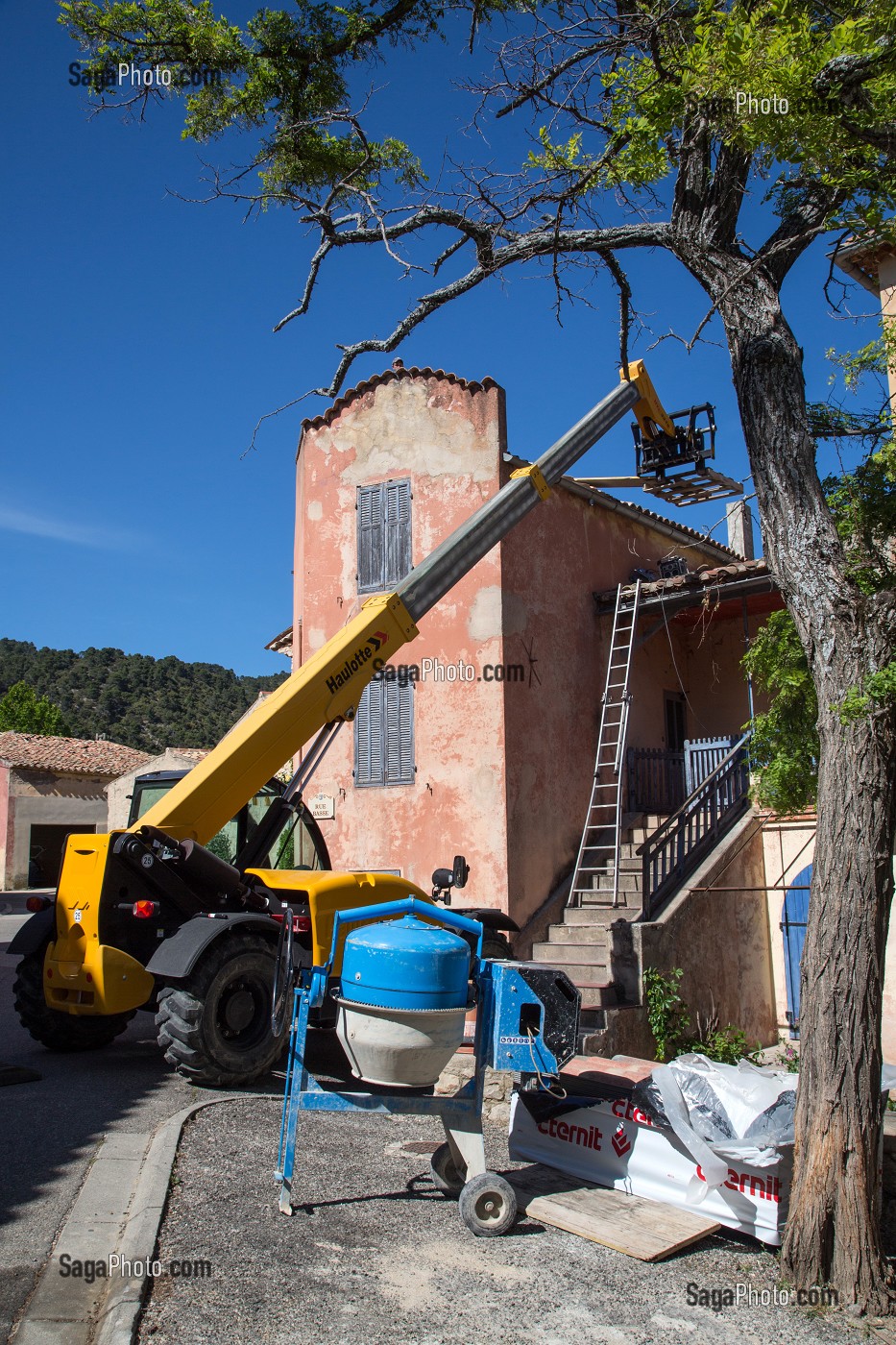 TRAVAUX DE D'ENTRETIEN DE COUVERTURE ET RAVALEMENT DE FACADES, VITROLLES EN LUBERON, PARC NATUREL REGIONAL DU LUBERON, VAUCLUSE (84), FRANCE 