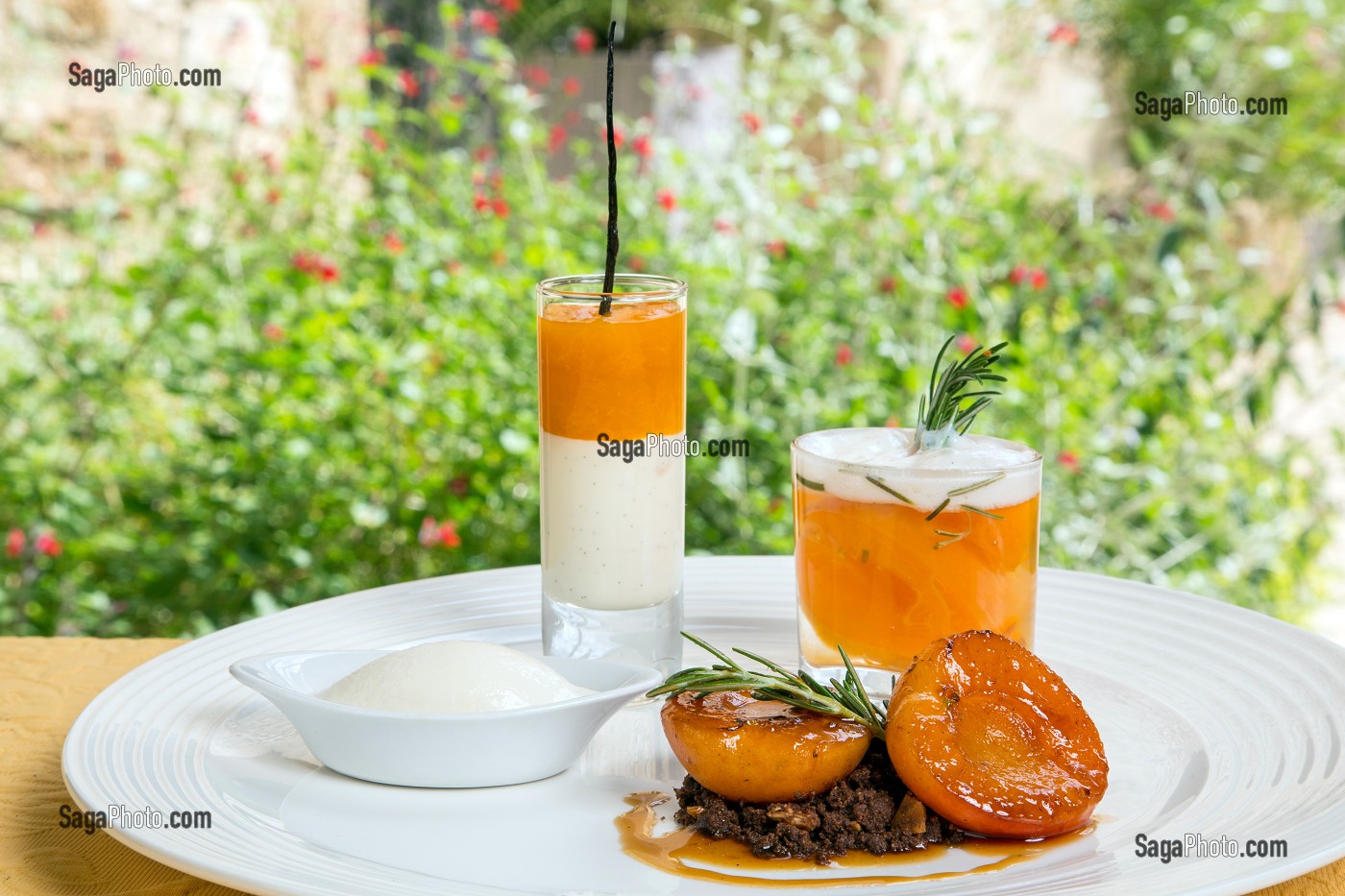RECETTE, DECLINAISON D’ABRICOTS AU PARFUM DE ROMARIN ET SA GLACE A L’AMANDE, RESTAURANT 'ENTRE VIGNE ET GARRIGUE', PUJAUT (30) GARD, LANGUEDOC-ROUSSILLON 