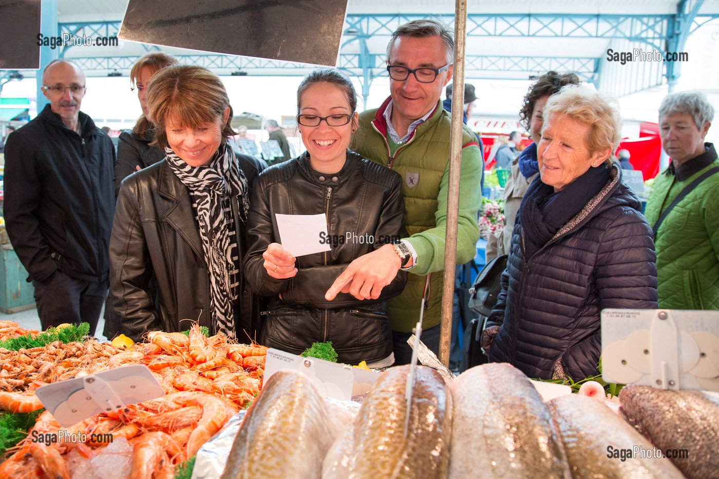 LAURENT CLEMENT AVEC SES ELEVES DU 11, COURS GABRIEL SUR LE STAND DU POISSONNIER, MARCHE AUX LEGUMES COUVERT DE CHARTRES, (28) EURE-ET-LOIR, CENTRE, FRANCE 