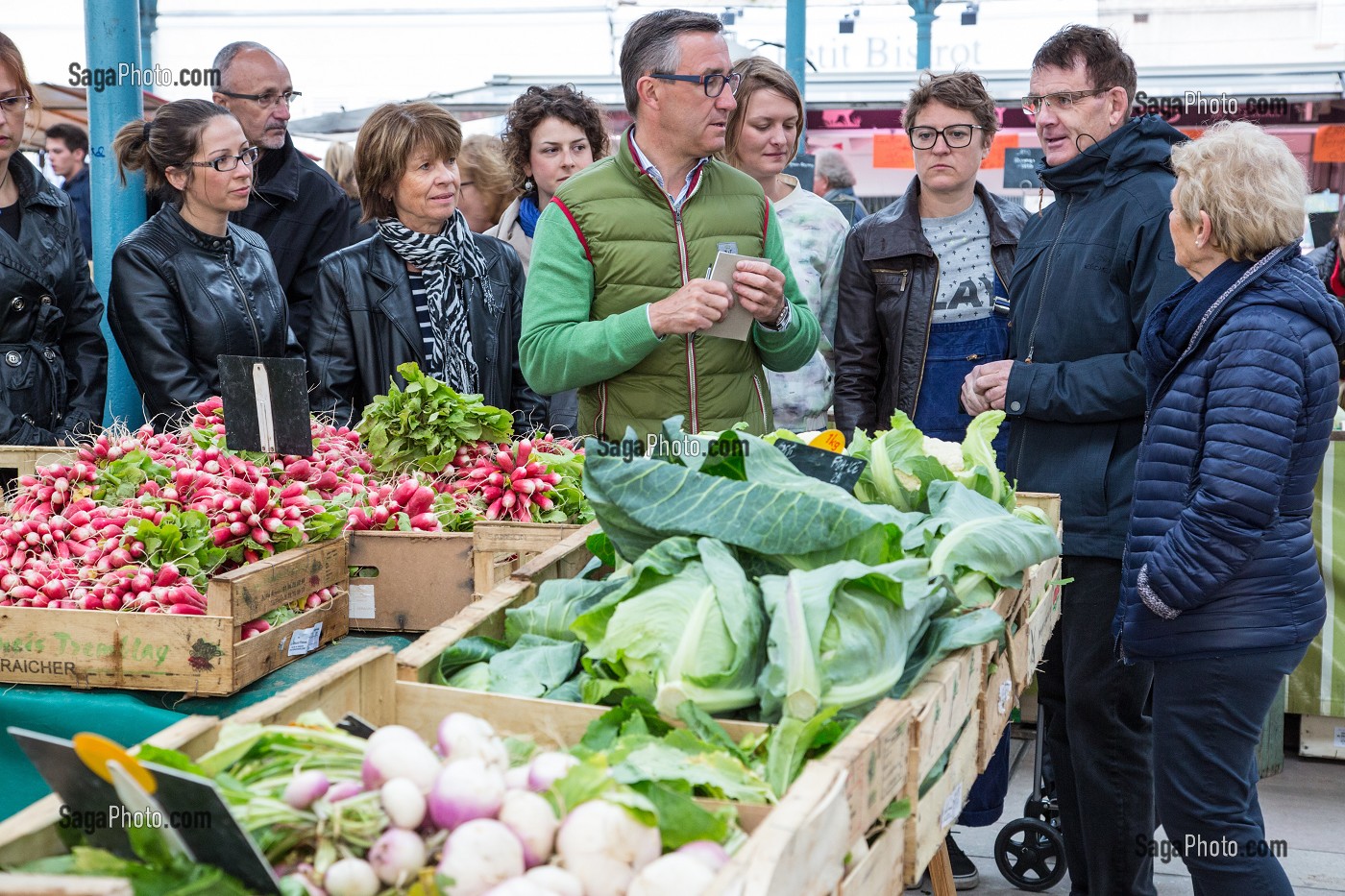 LAURENT CLEMENT AVEC SES ELEVES DU 11, COURS GABRIEL, MARCHE AUX LEGUMES COUVERT DE CHARTRES, (28) EURE-ET-LOIR, CENTRE, FRANCE 