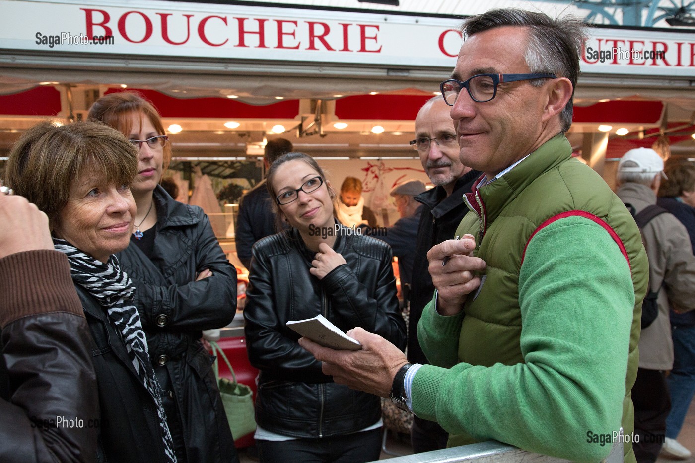 LAURENT CLEMENT AVEC SES ELEVES DU 11, COURS GABRIEL DEVANT LA BOUCHERIE, MARCHE AUX LEGUMES COUVERT DE CHARTRES, (28) EURE-ET-LOIR, CENTRE, FRANCE 