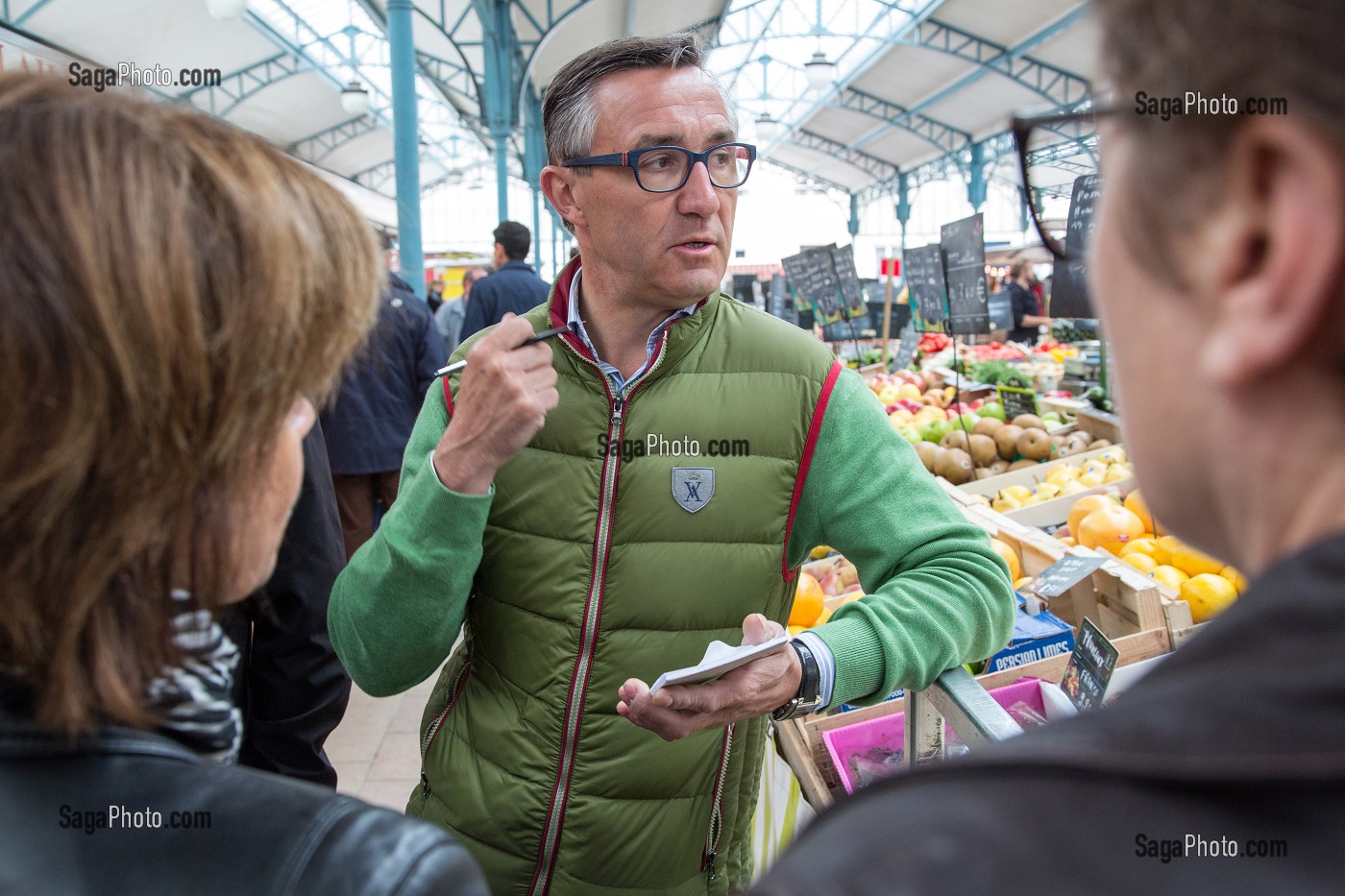 LAURENT CLEMENT AVEC SES ELEVES DU 11, COURS GABRIEL, MARCHE AUX LEGUMES COUVERT DE CHARTRES, (28) EURE-ET-LOIR, CENTRE, FRANCE 