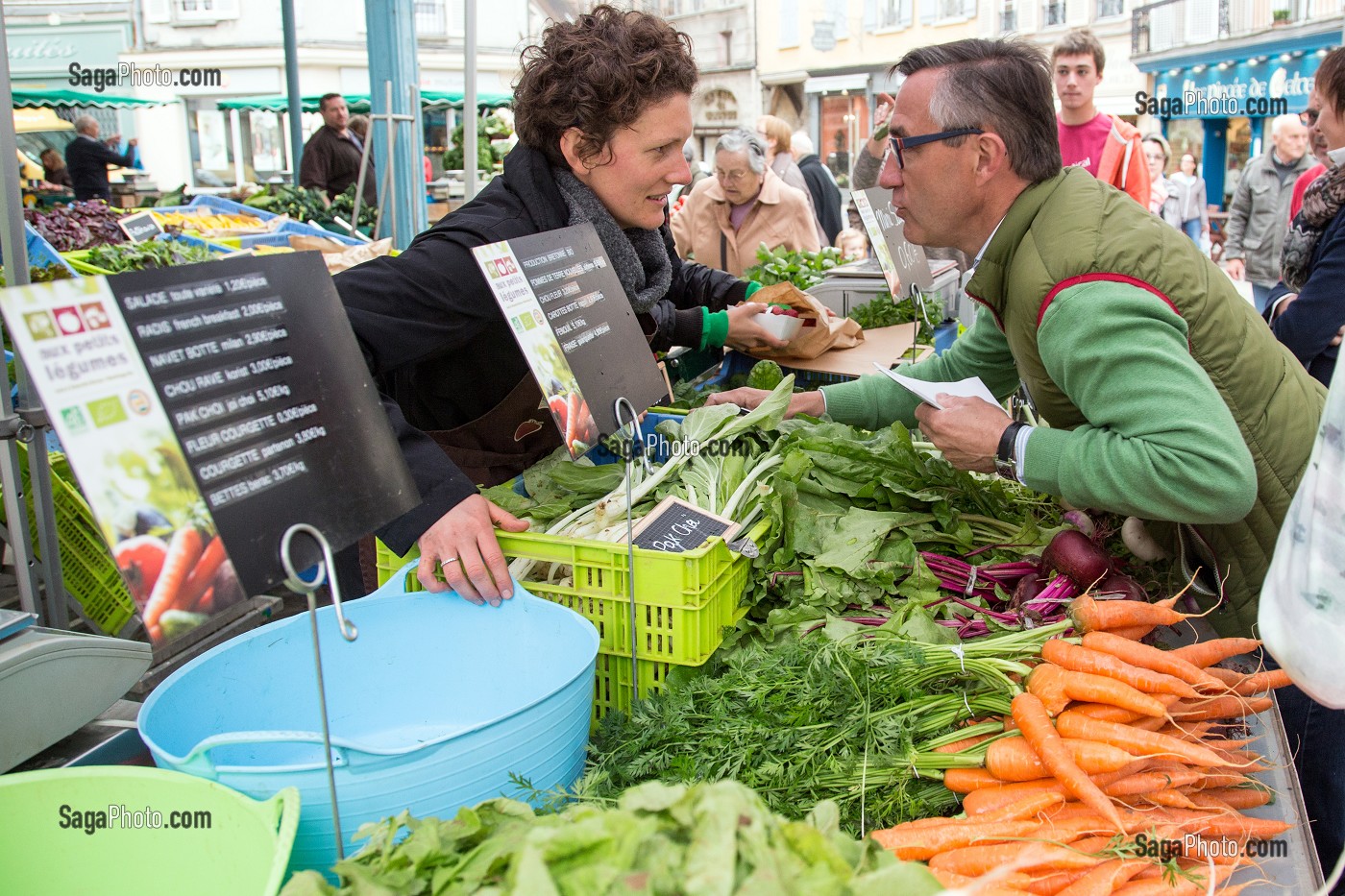 LAURENT CLEMENT DEVANT L'ETALAGE AUX PETITS LEGUMES (PRODUITS DE TERROIR BIO), MARCHE AUX LEGUMES COUVERT DE CHARTRES, (28) EURE-ET-LOIR, CENTRE, FRANCE 