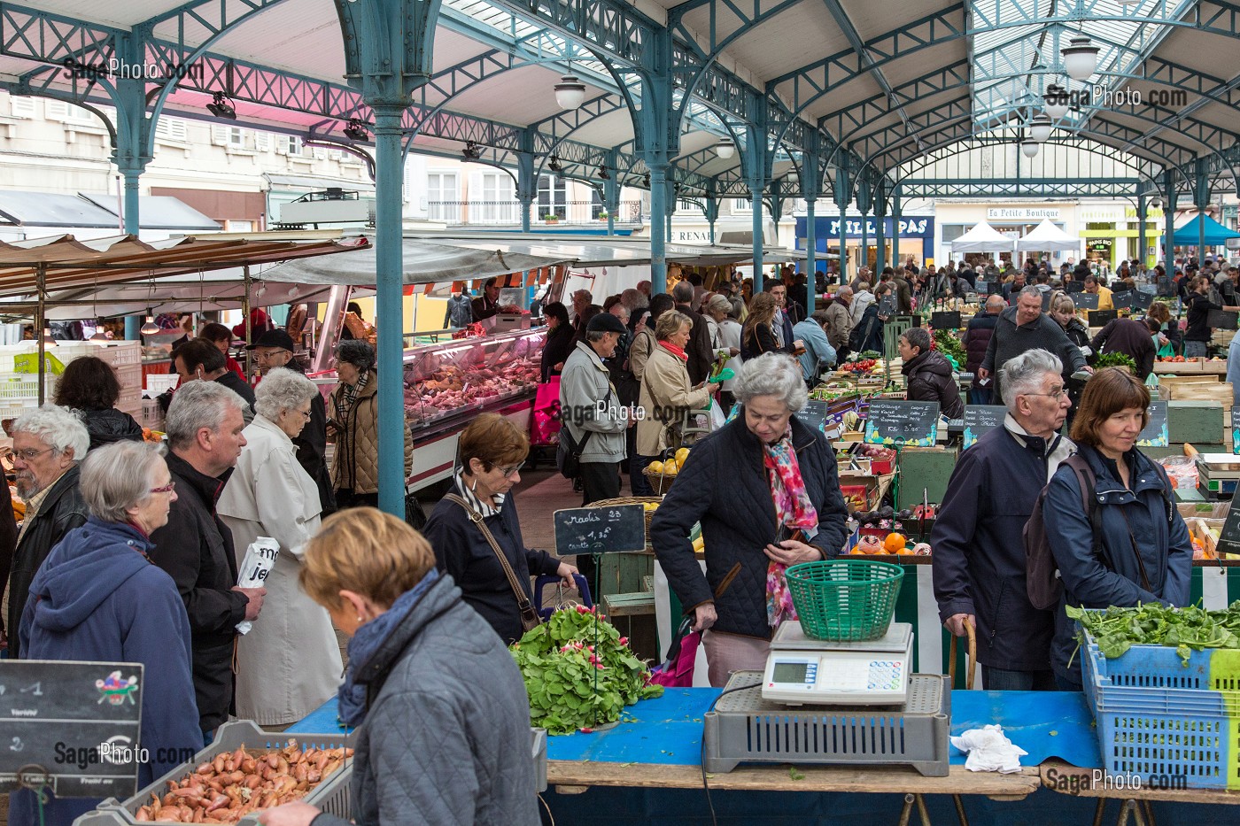 CLIENTS DEVANT LES ETALS DES COMMERCANTS, MARCHE AUX LEGUMES COUVERT DE CHARTRES, (28) EURE-ET-LOIR, CENTRE, FRANCE 