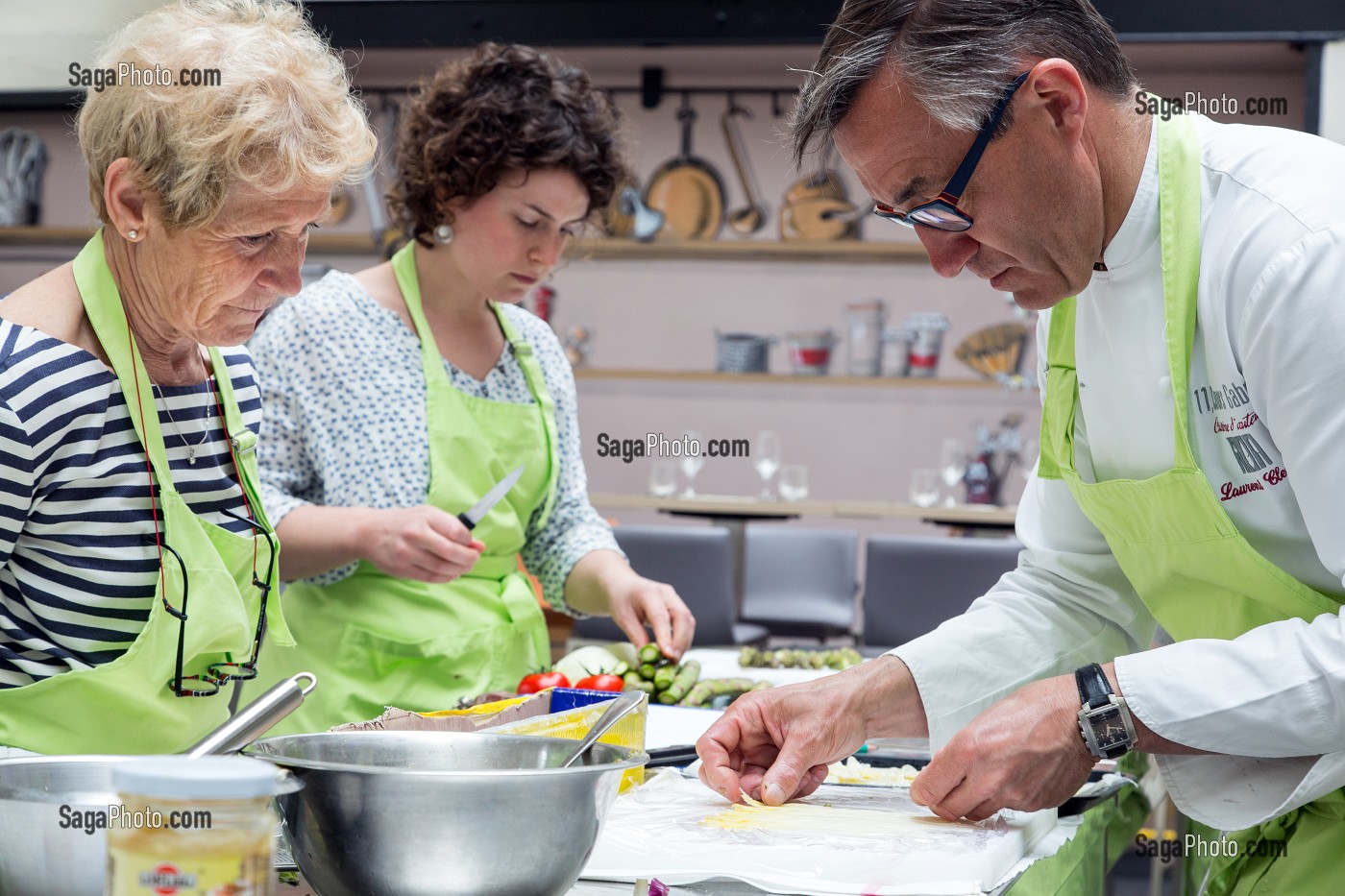 LAURENT CLEMENT MONTRE AUX STAGIAIRES LA PREPARATION DES ASPERGES, CUISINE DE MARCHE AU 11 COURS GABRIEL, CHARTRES, (28) EURE-ET-LOIR, CENTRE, FRANCE 