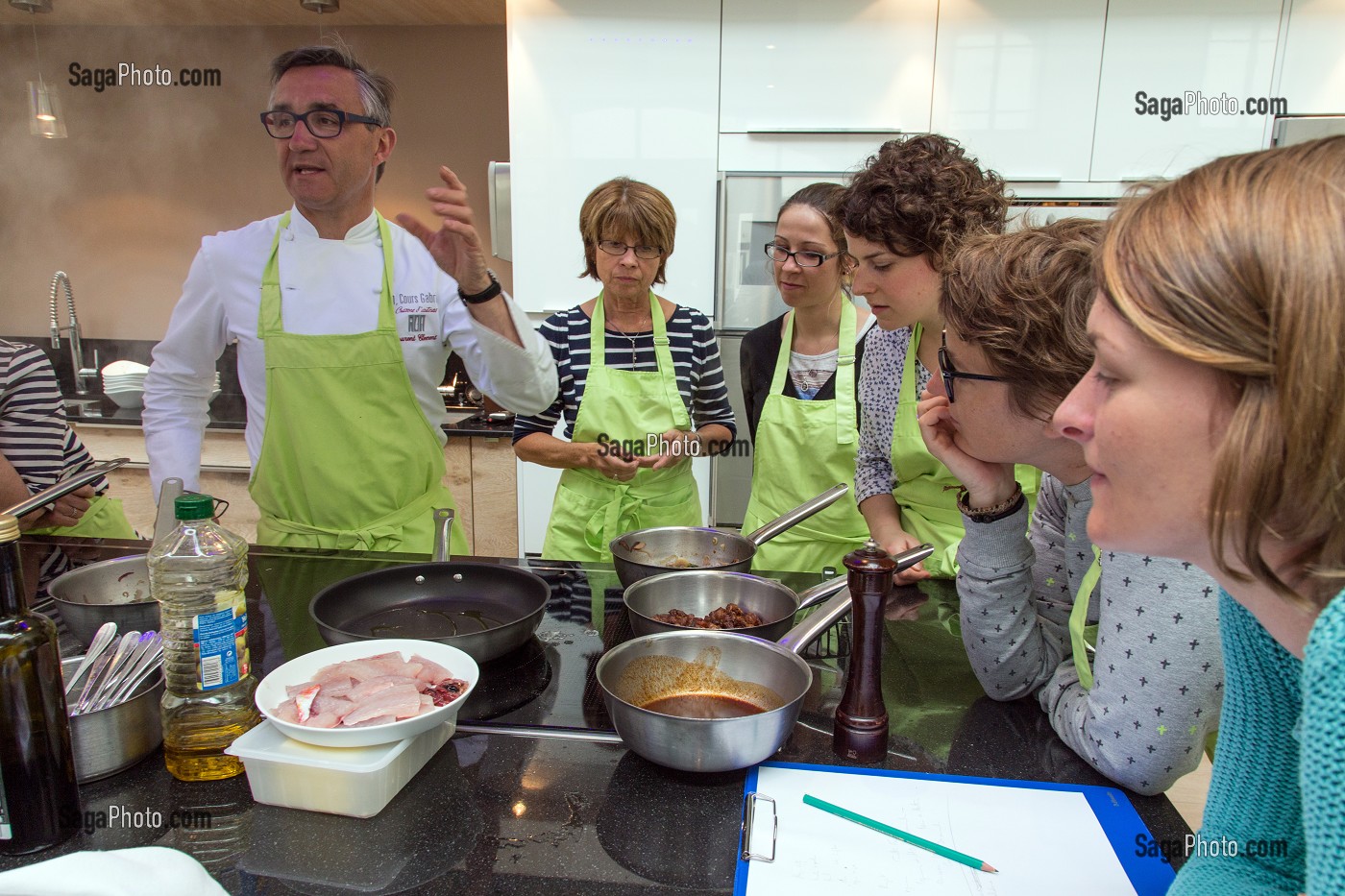 LAURENT CLEMENT EXPLIQUE AUX STAGIAIRES LA PREPARATION DES PLATS ET LA CUISSON, CUISINE DE MARCHE AU 11 COURS GABRIEL, CHARTRES, (28) EURE-ET-LOIR, CENTRE, FRANCE 