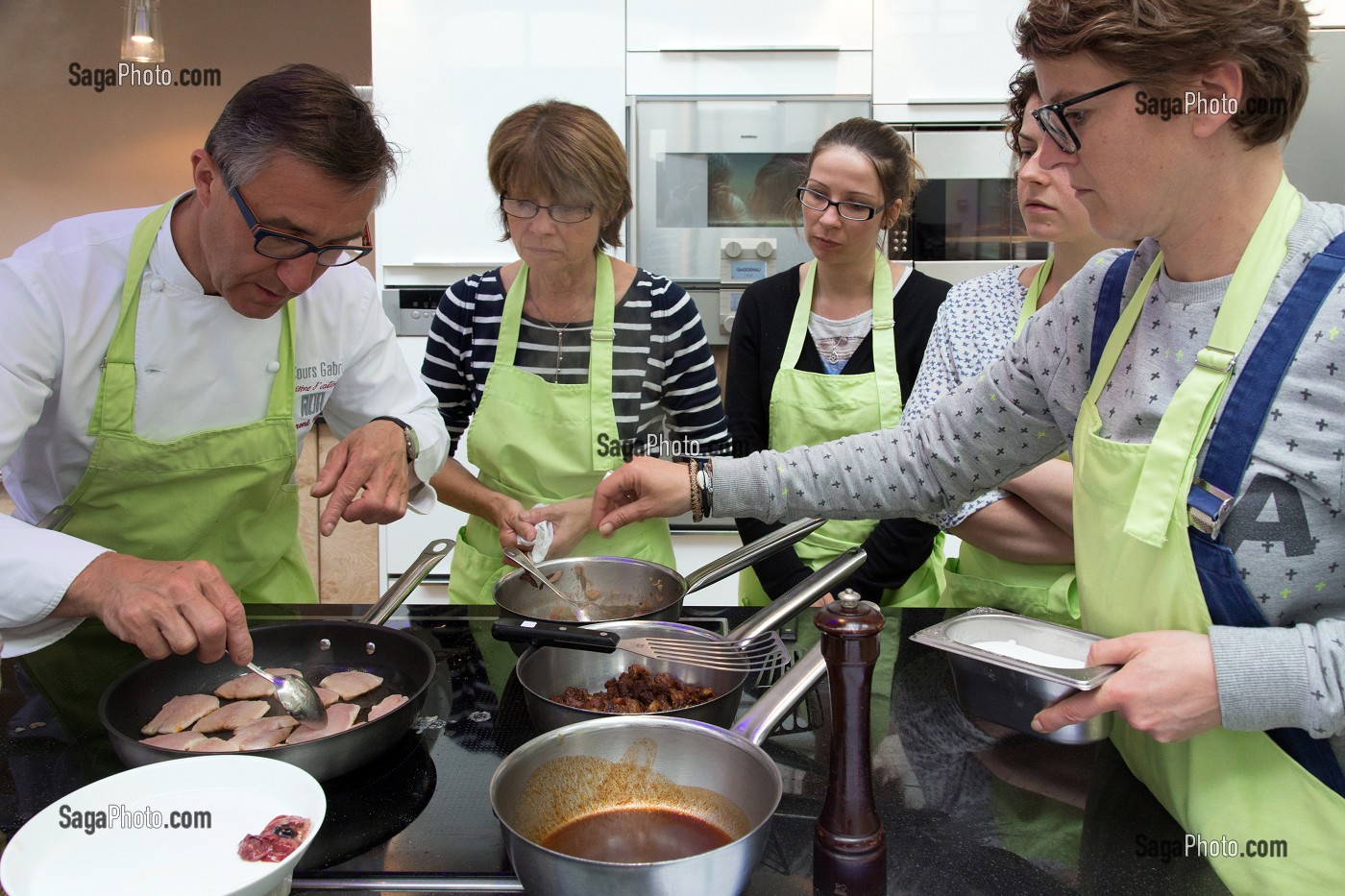 LAURENT CLEMENT VERIFIE AVEC LES STAGIAIRES LA PREPARATION DES PLATS, L'ASSAISONNEMENT,  ET LA CUISSON DU POISSON, CUISINE DE MARCHE AU 11 COURS GABRIEL, CHARTRES, (28) EURE-ET-LOIR, CENTRE, FRANCE 