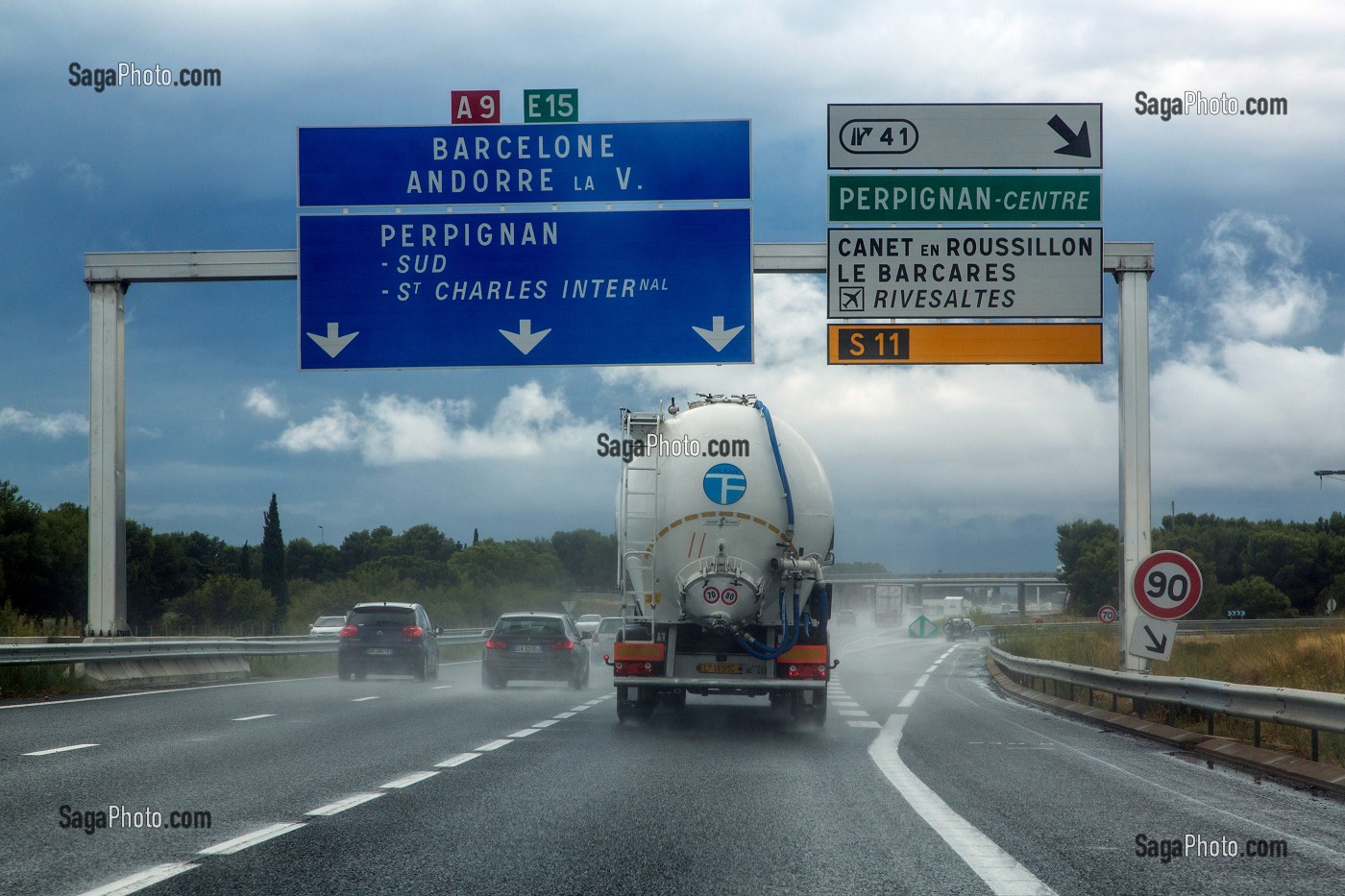 AUTOROUTE A9 SOUS LA PLUIE, VITESSE REDUITE ET DANGER DE LA CIRCULATION, (66) PYRENEES-ORIENTALES, LANGUEDOC-ROUSSILLON, FRANCE 